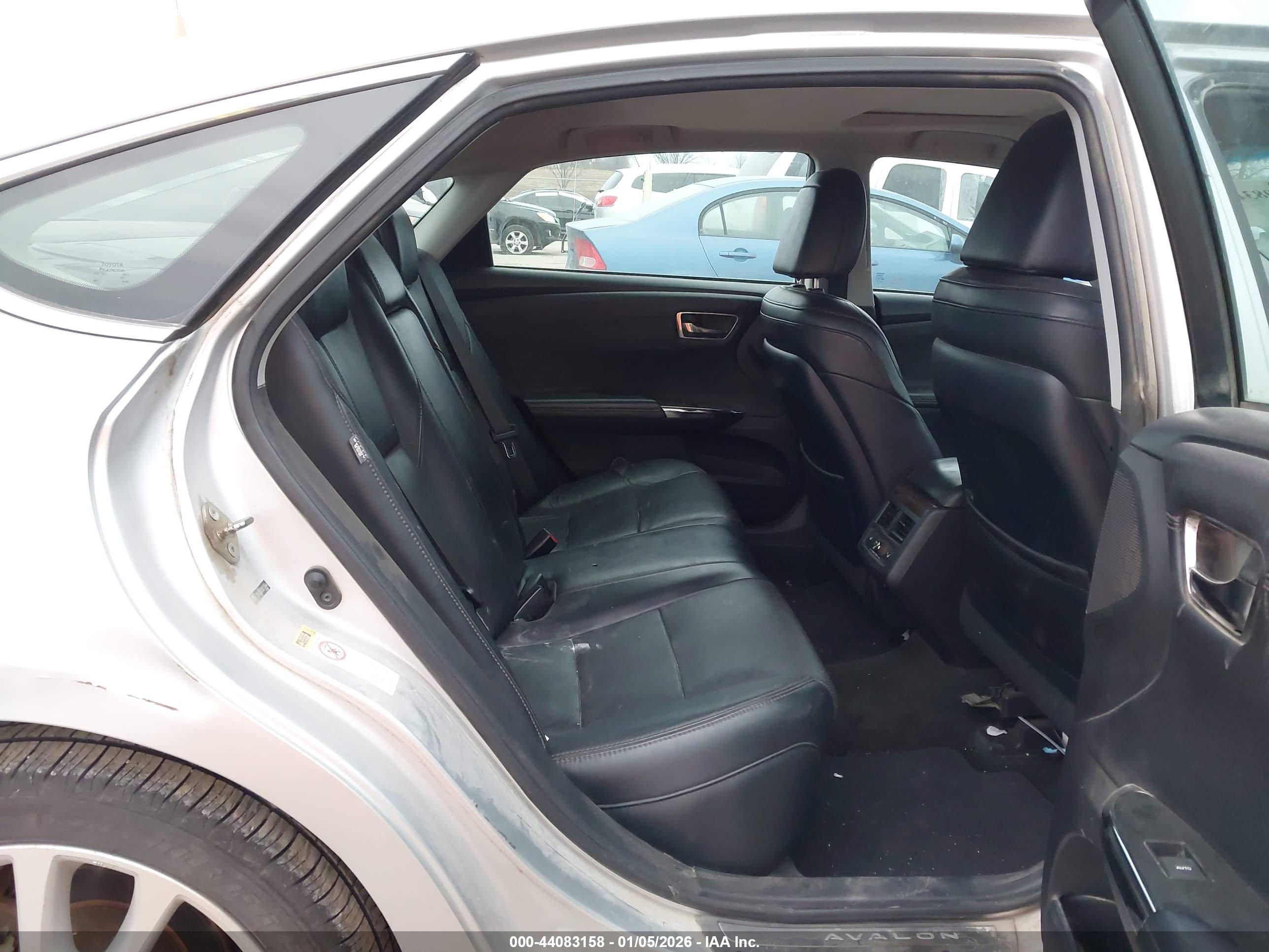 TOYOTA AVALON image 8