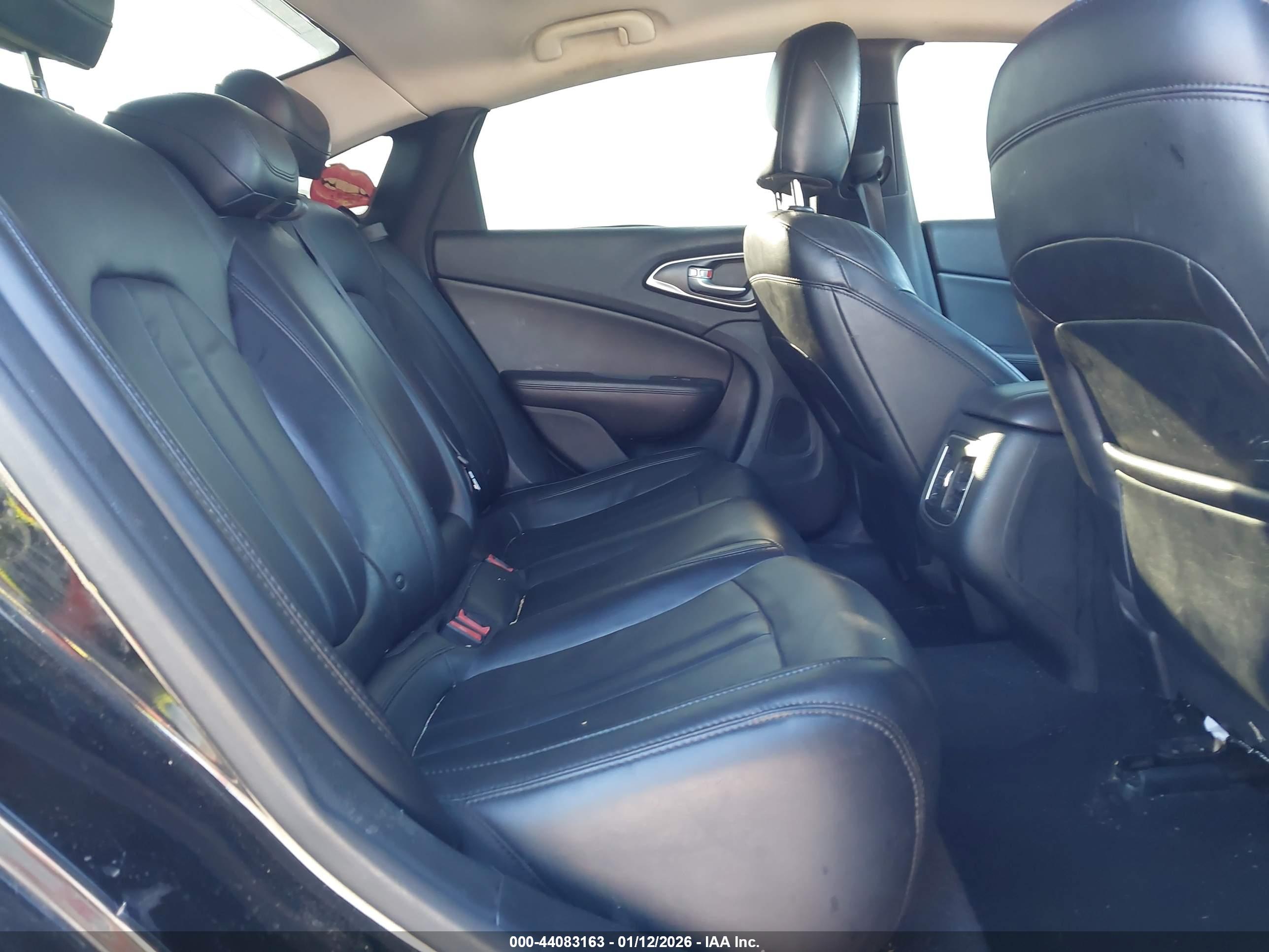 CHRYSLER 200 image 8