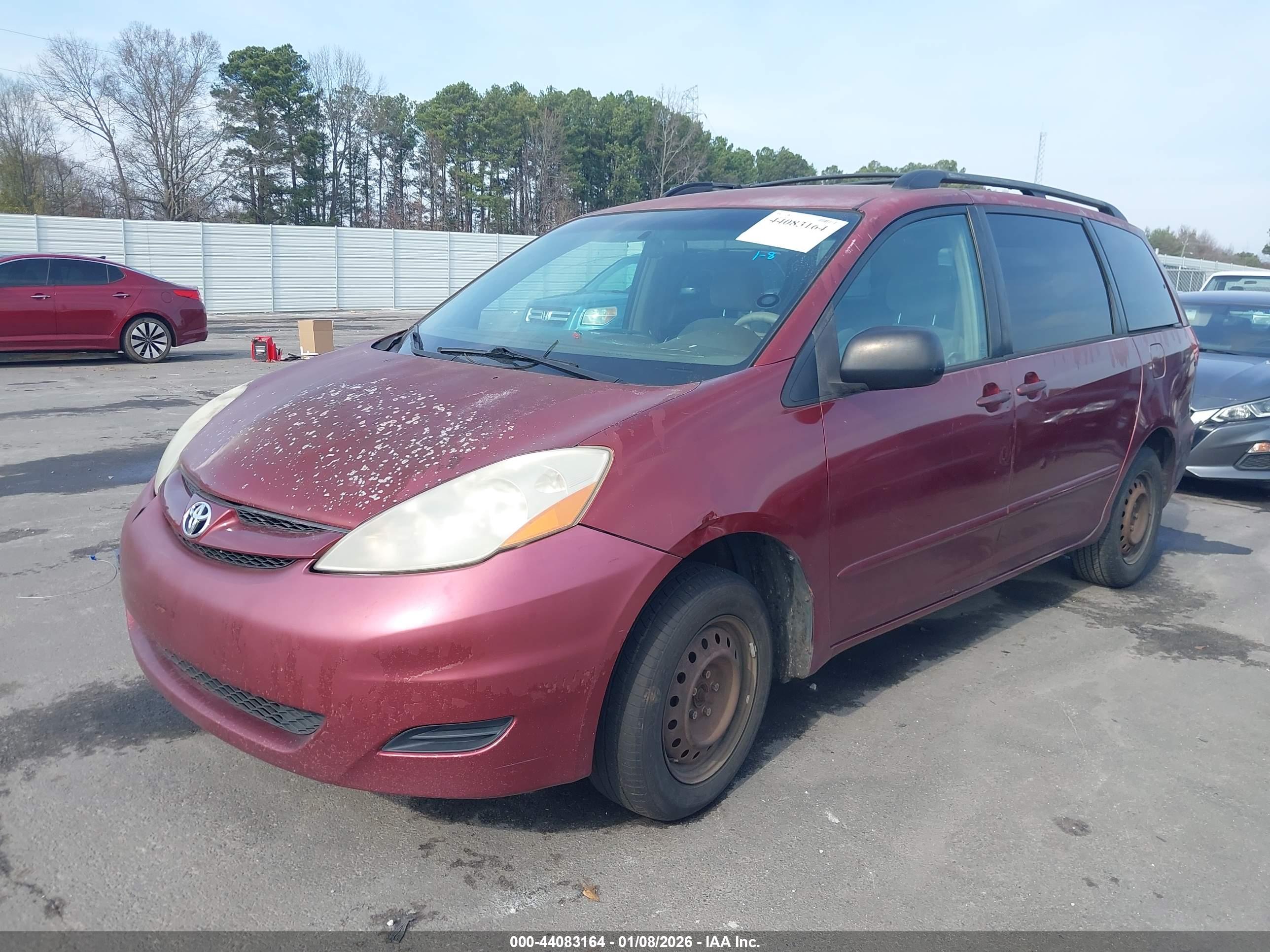 TOYOTA SIENNA image 2