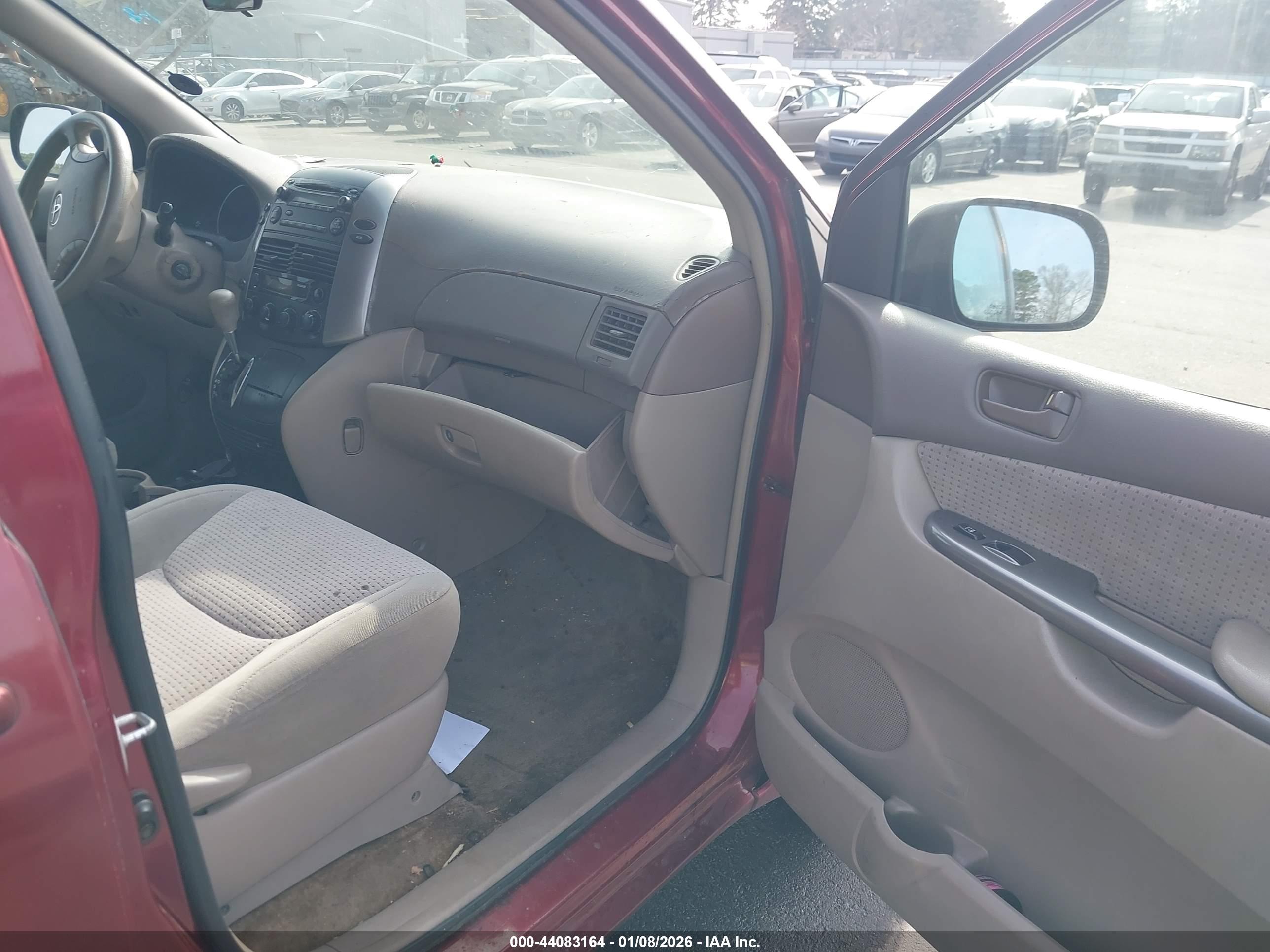 TOYOTA SIENNA image 5