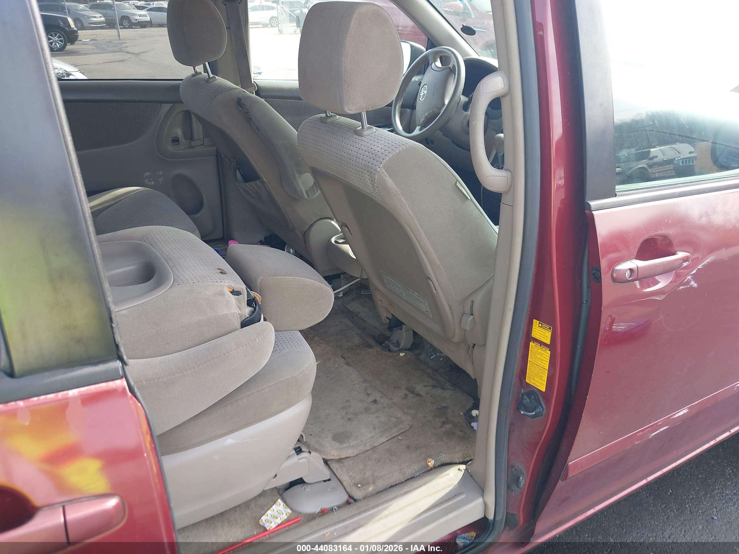 TOYOTA SIENNA image 8