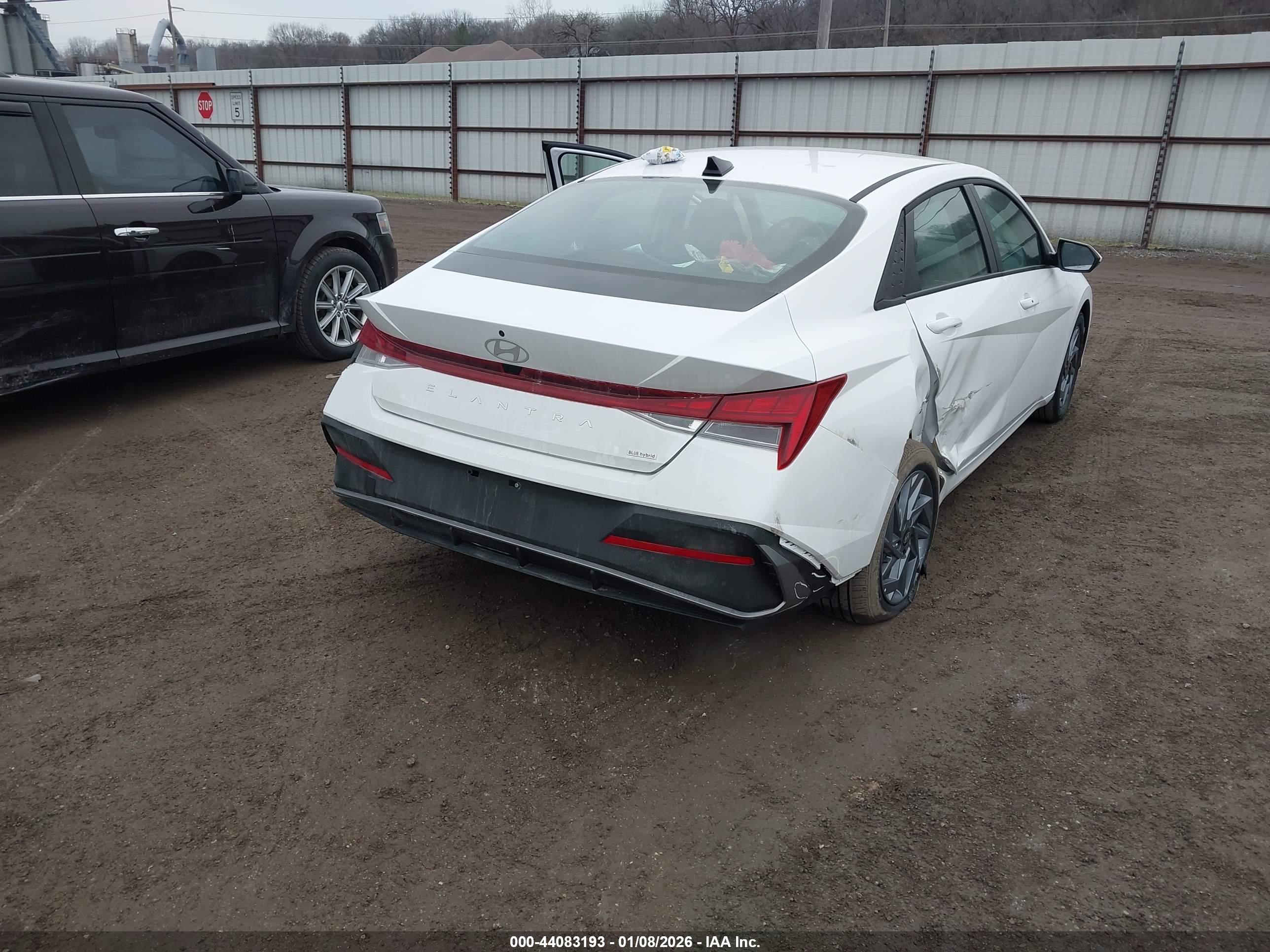 HYUNDAI ELANTRA image 4
