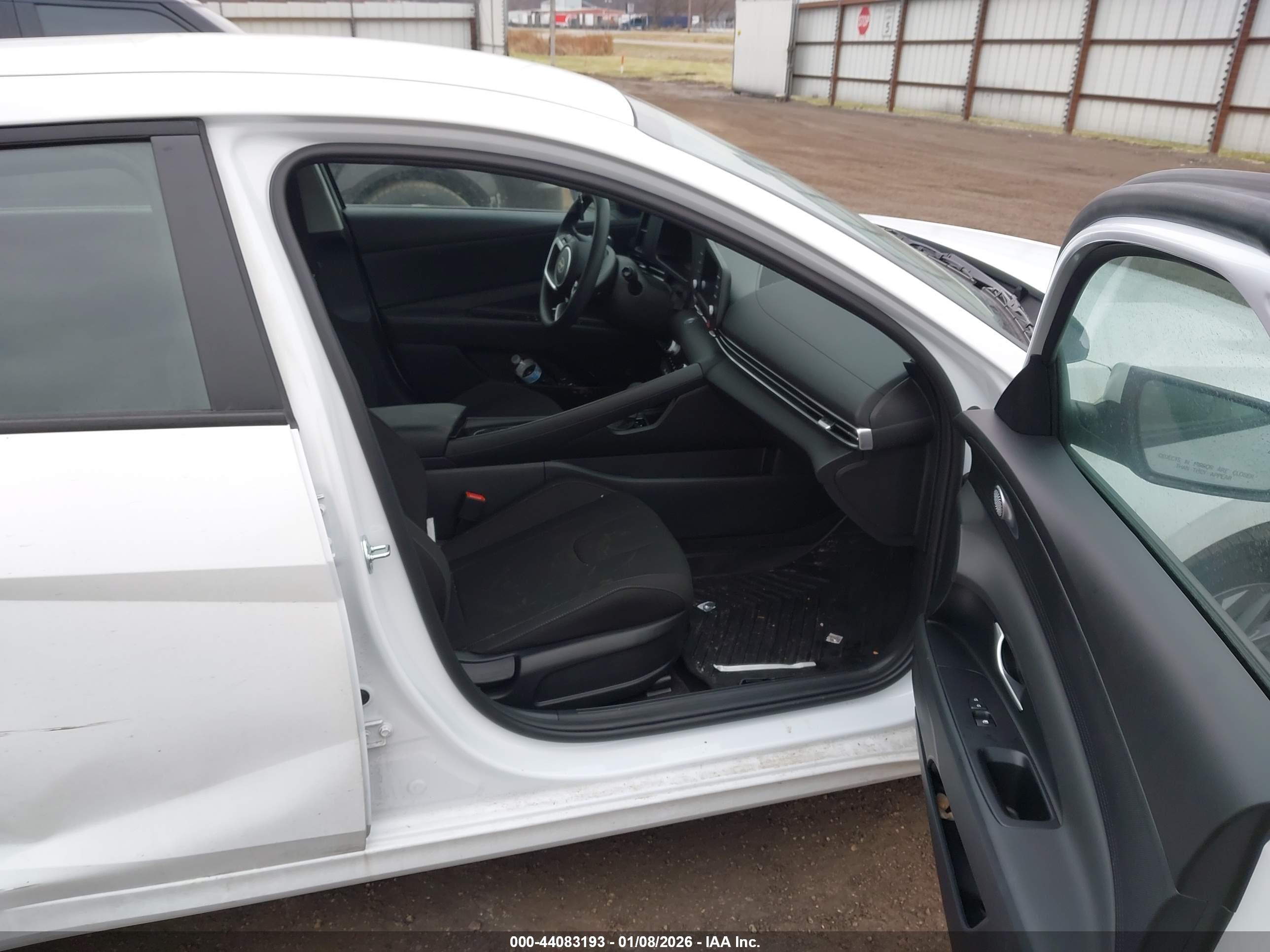 HYUNDAI ELANTRA image 5