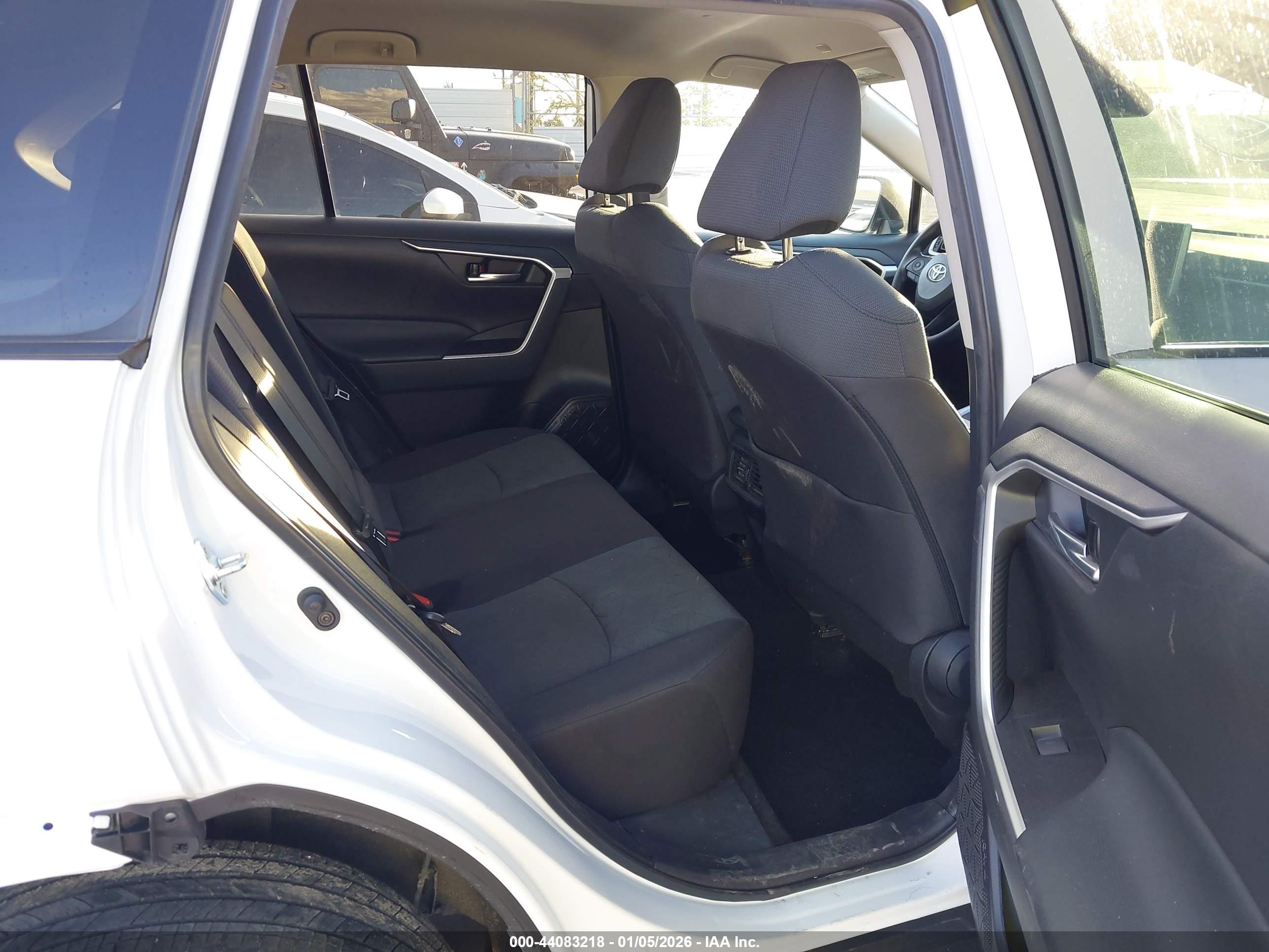 TOYOTA RAV4 image 8