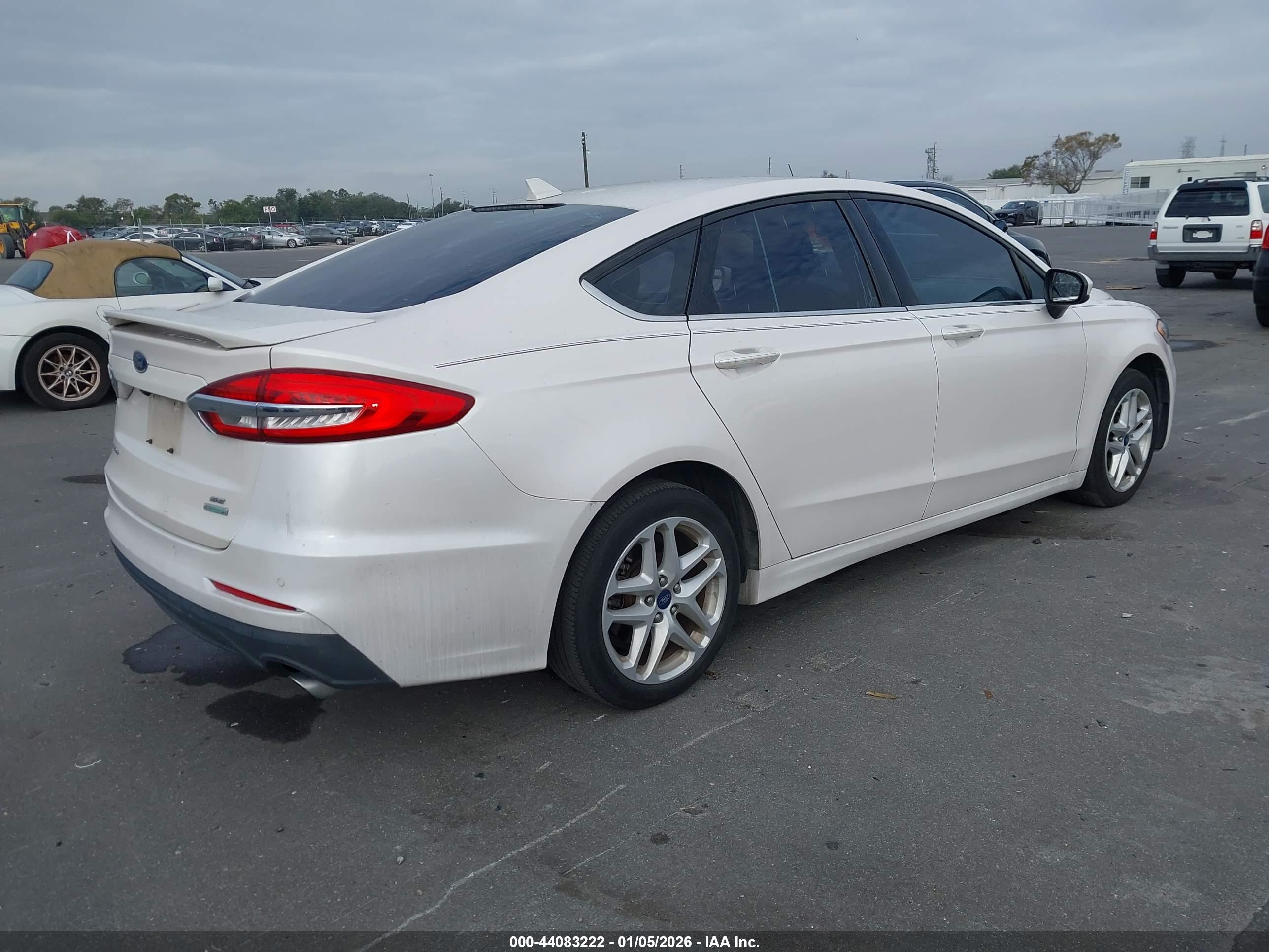 FORD FUSION image 4