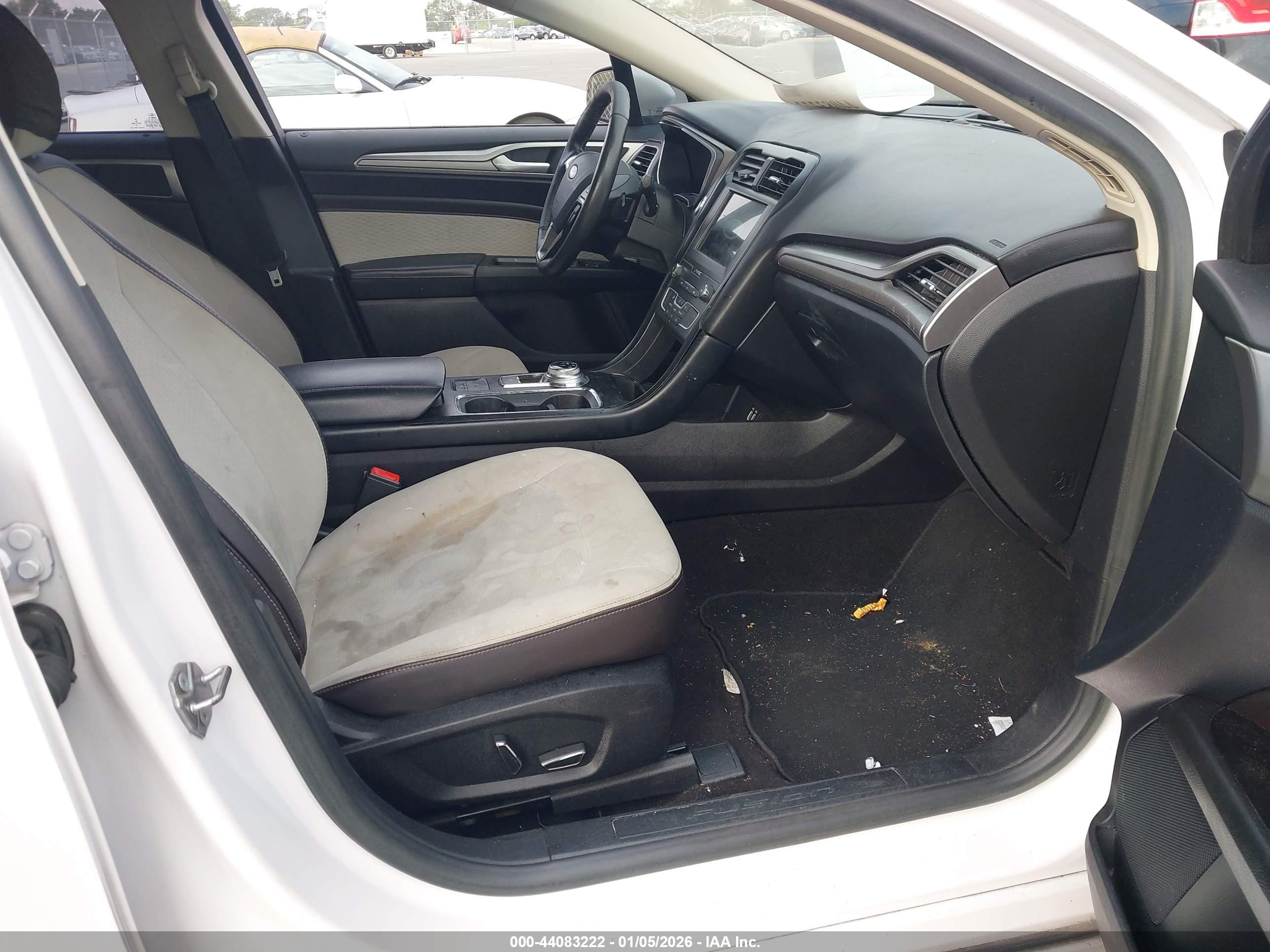 FORD FUSION image 5