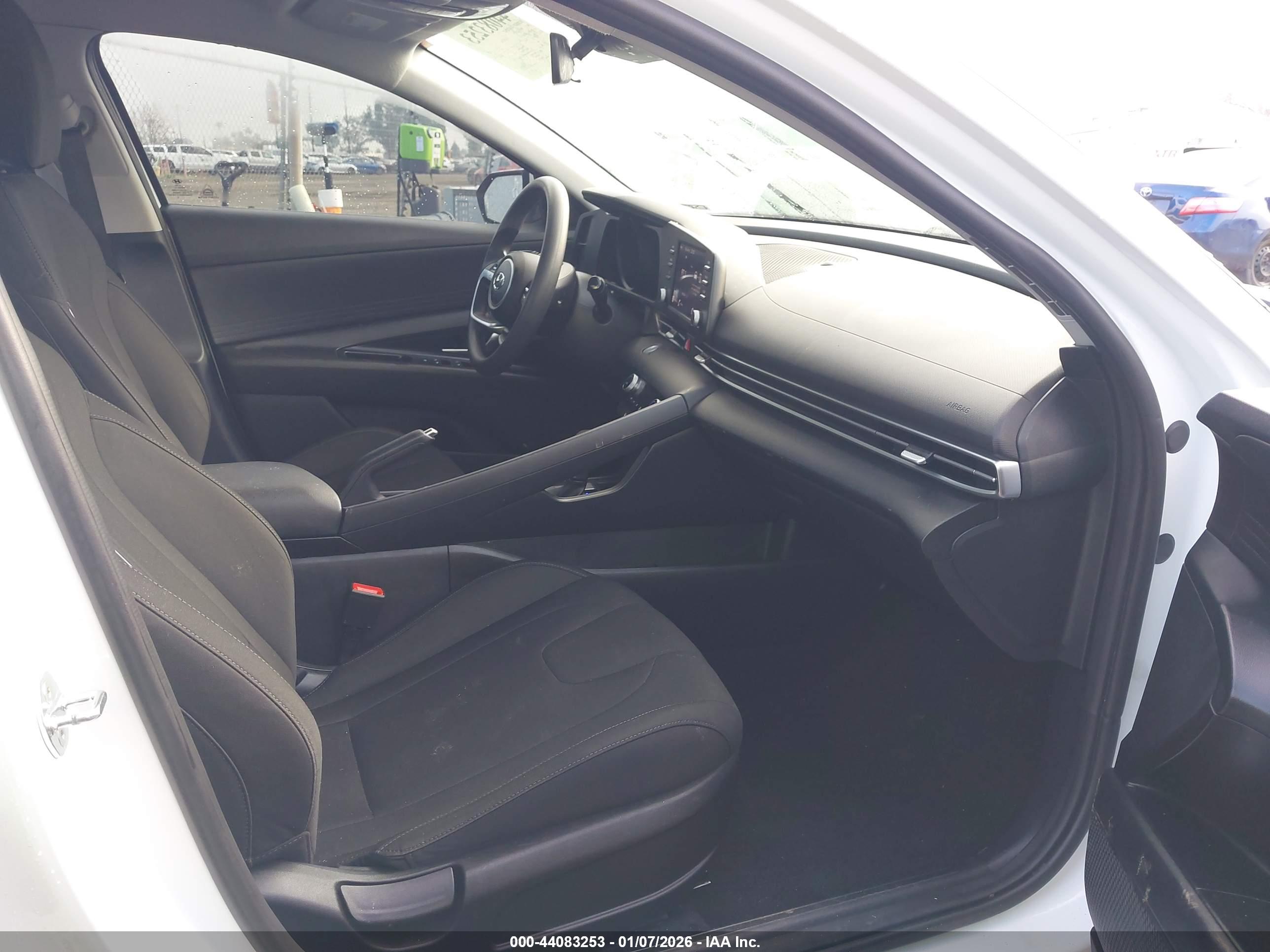 HYUNDAI ELANTRA image 5