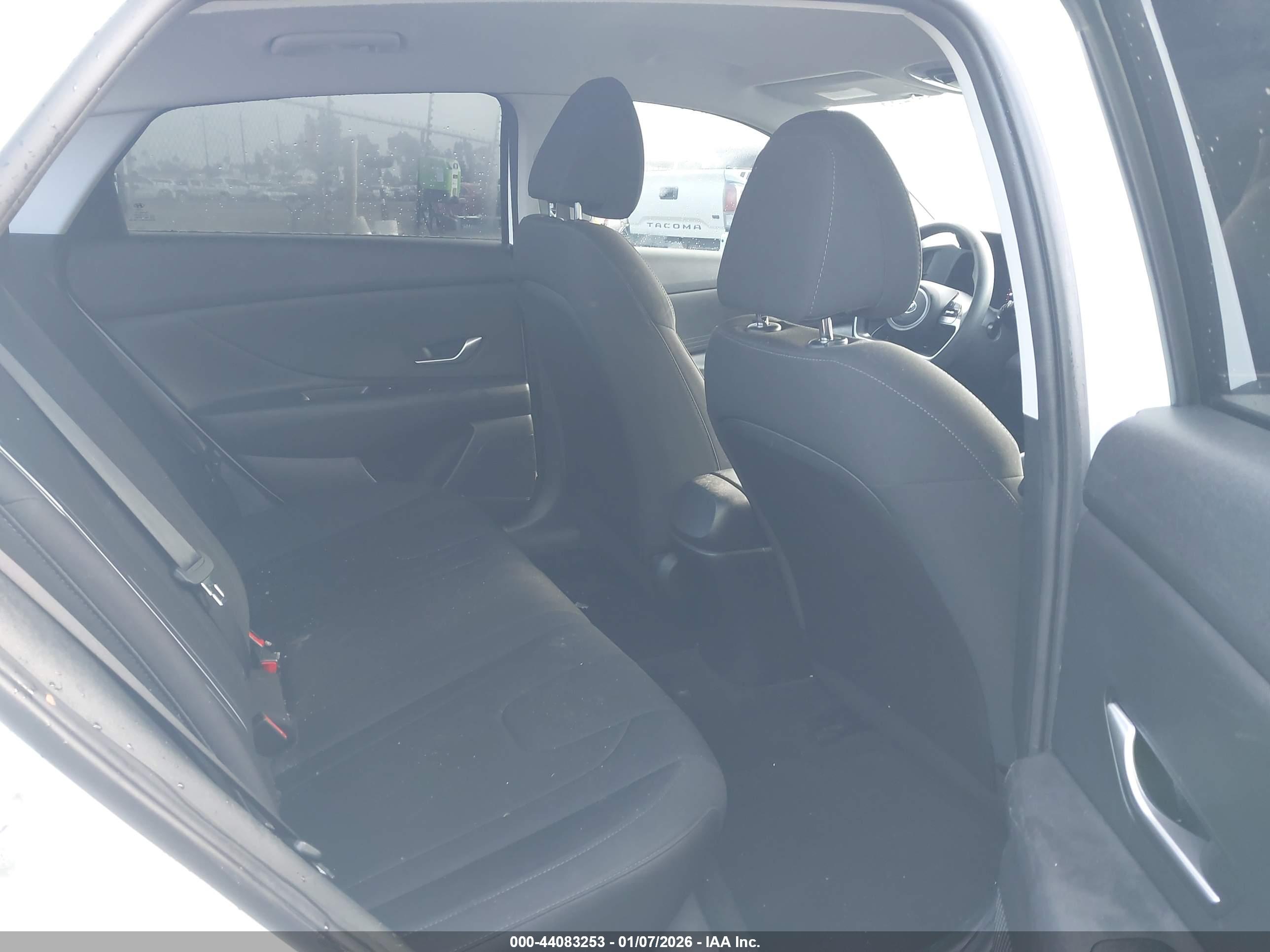 HYUNDAI ELANTRA image 8