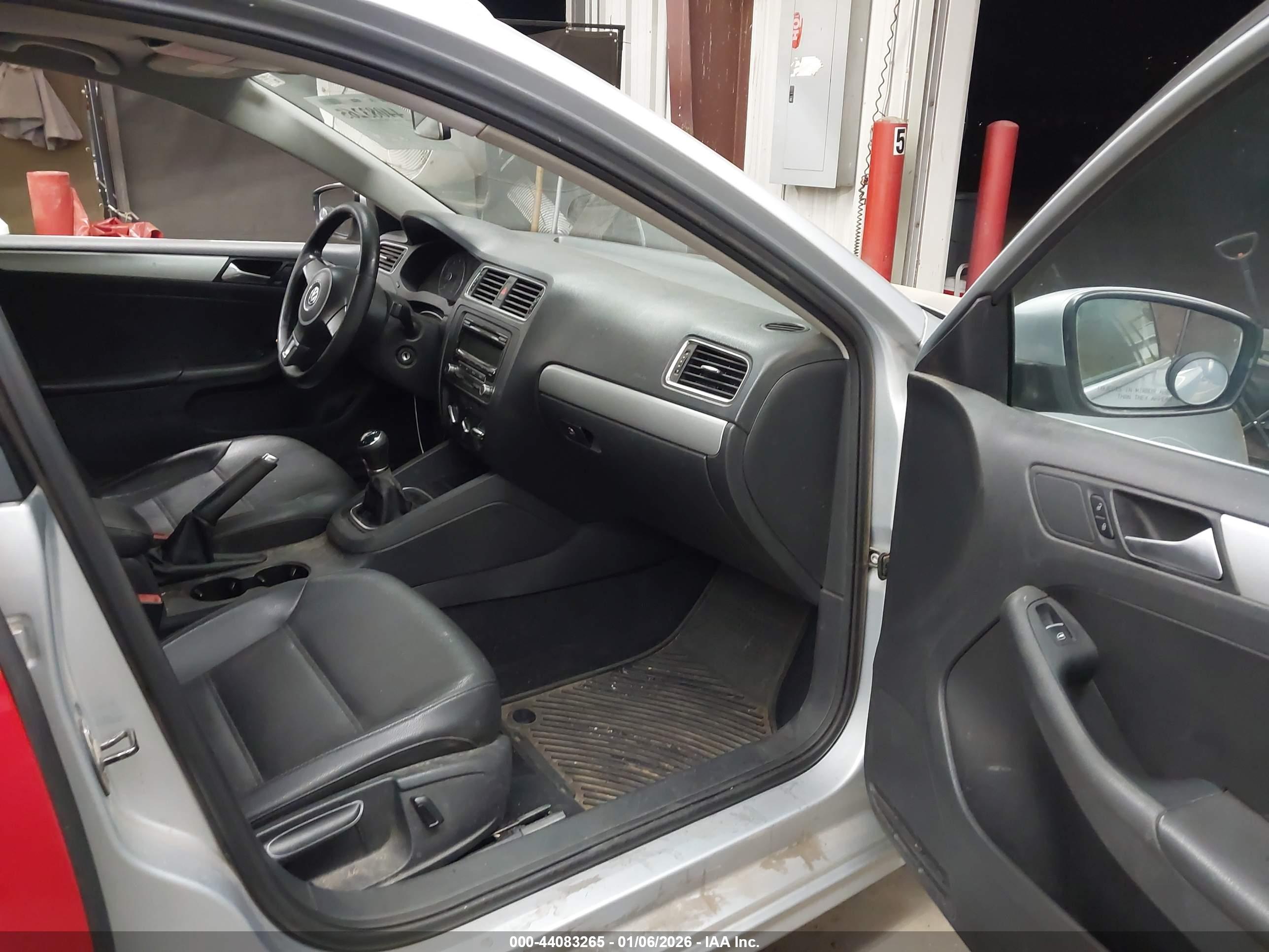 VOLKSWAGEN JETTA image 5