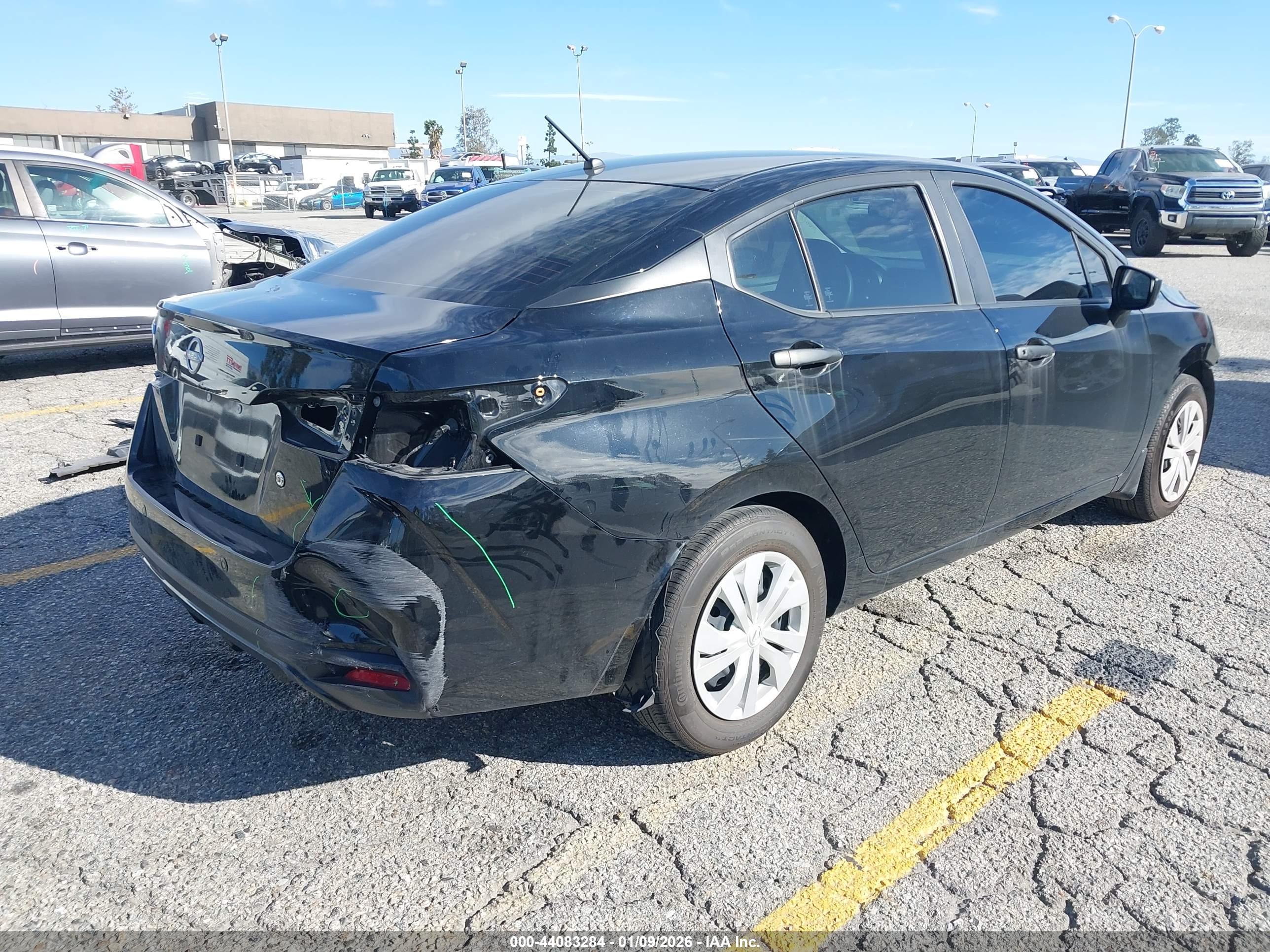NISSAN VERSA image 4
