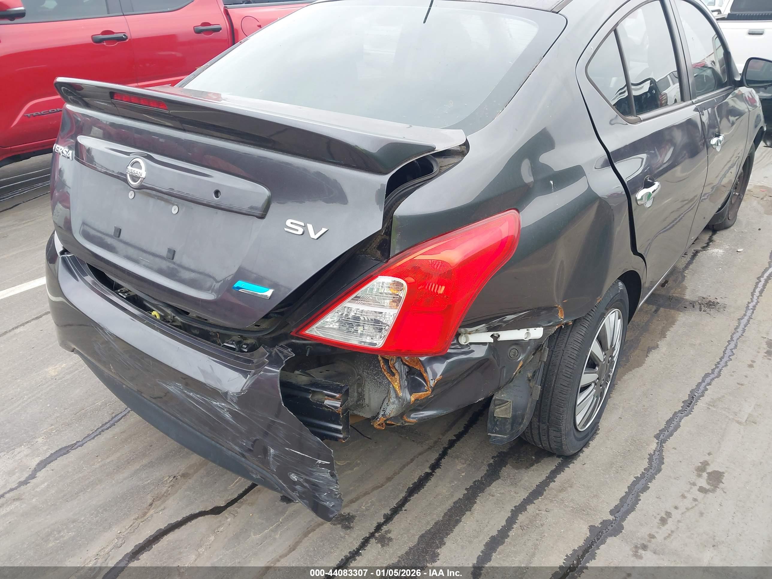 NISSAN VERSA image 6