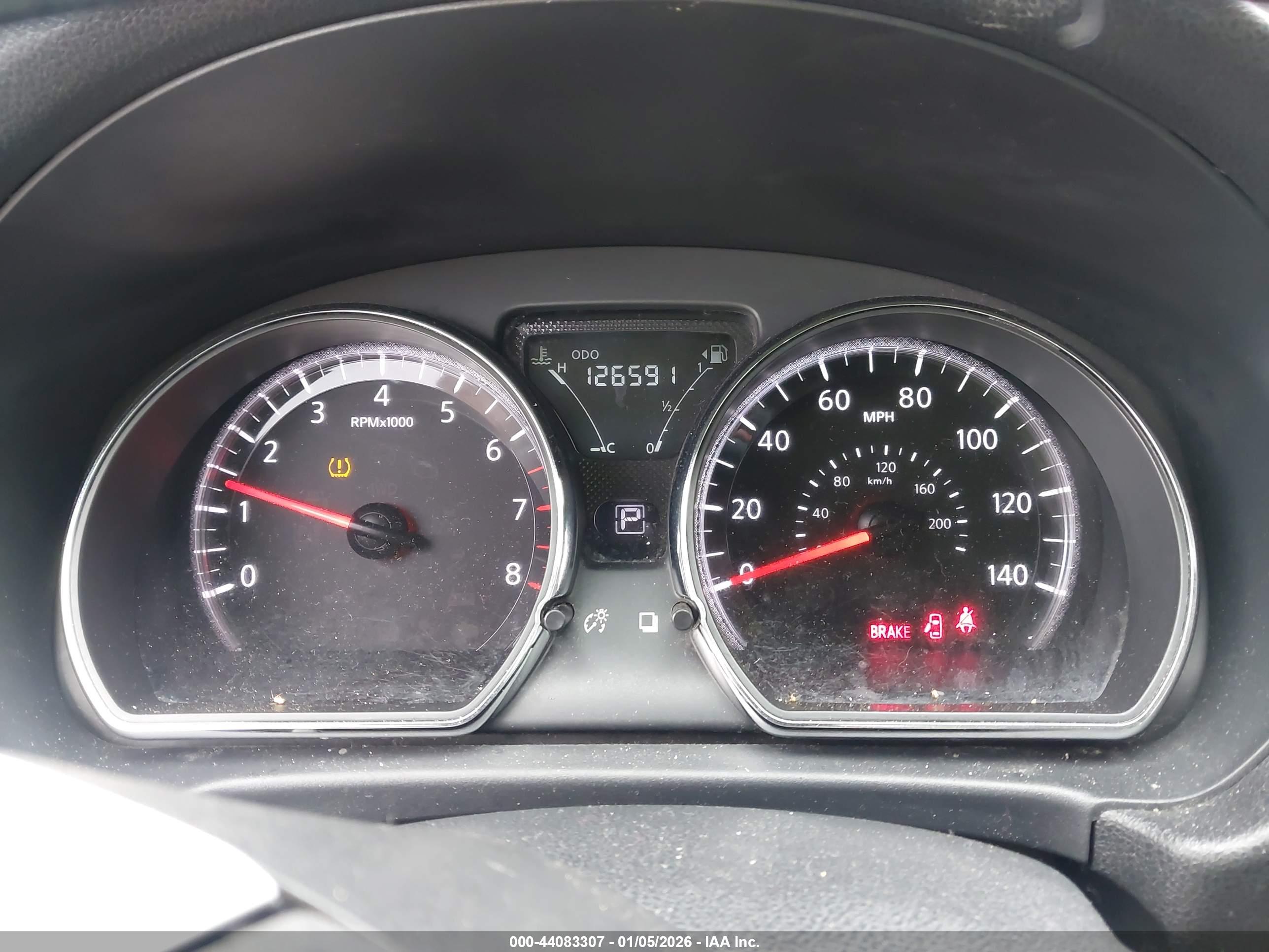 NISSAN VERSA image 7