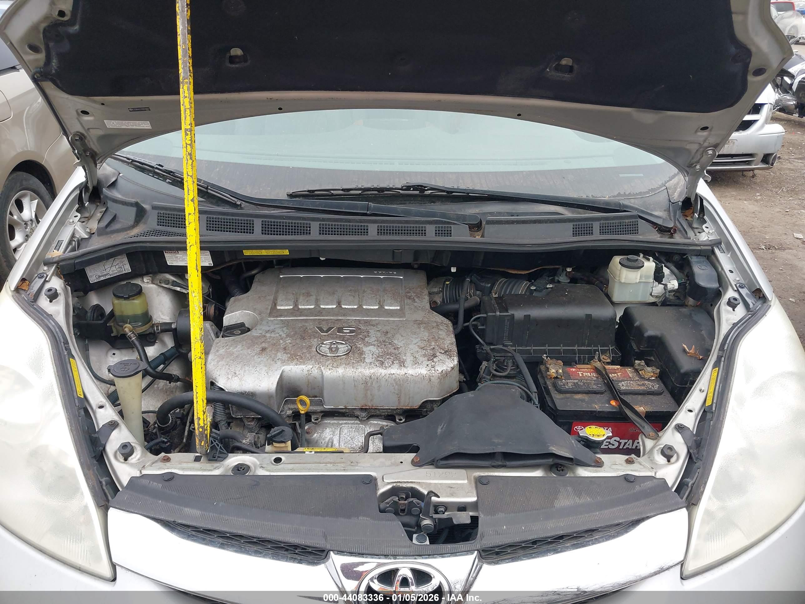 TOYOTA SIENNA image 10