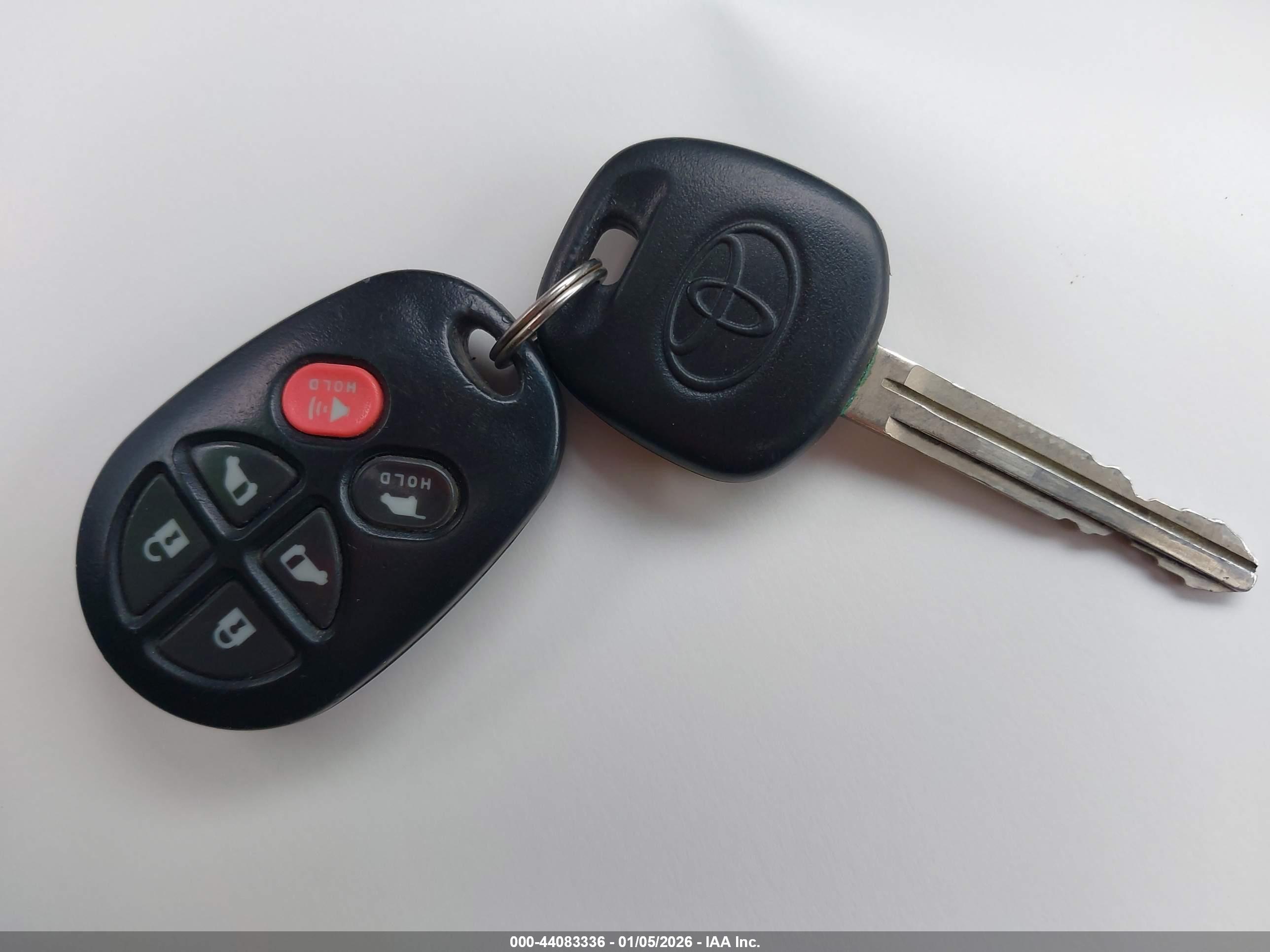 TOYOTA SIENNA image 11