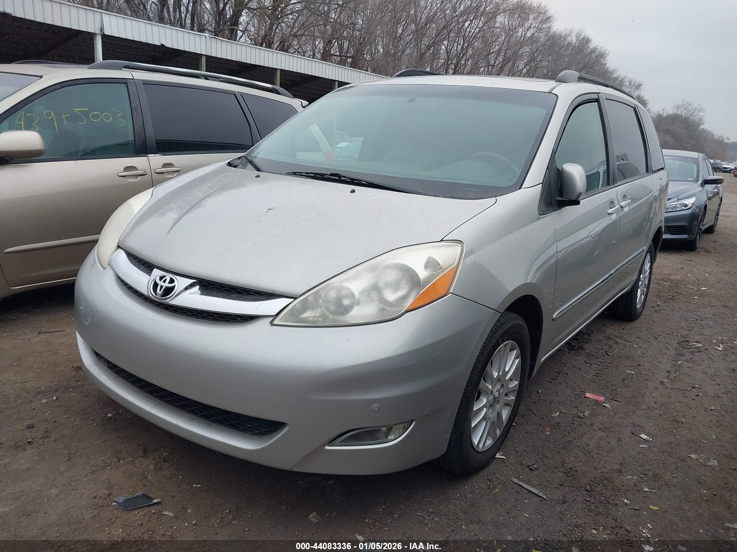 TOYOTA SIENNA image 2