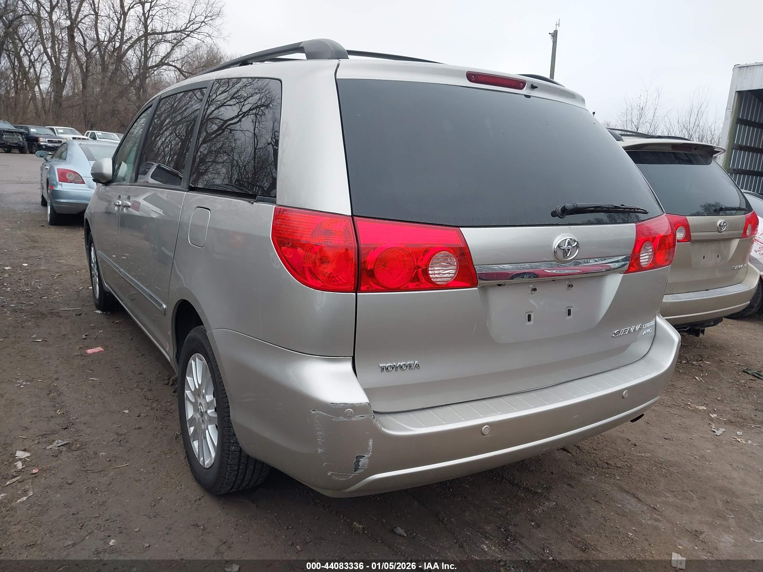 TOYOTA SIENNA image 3