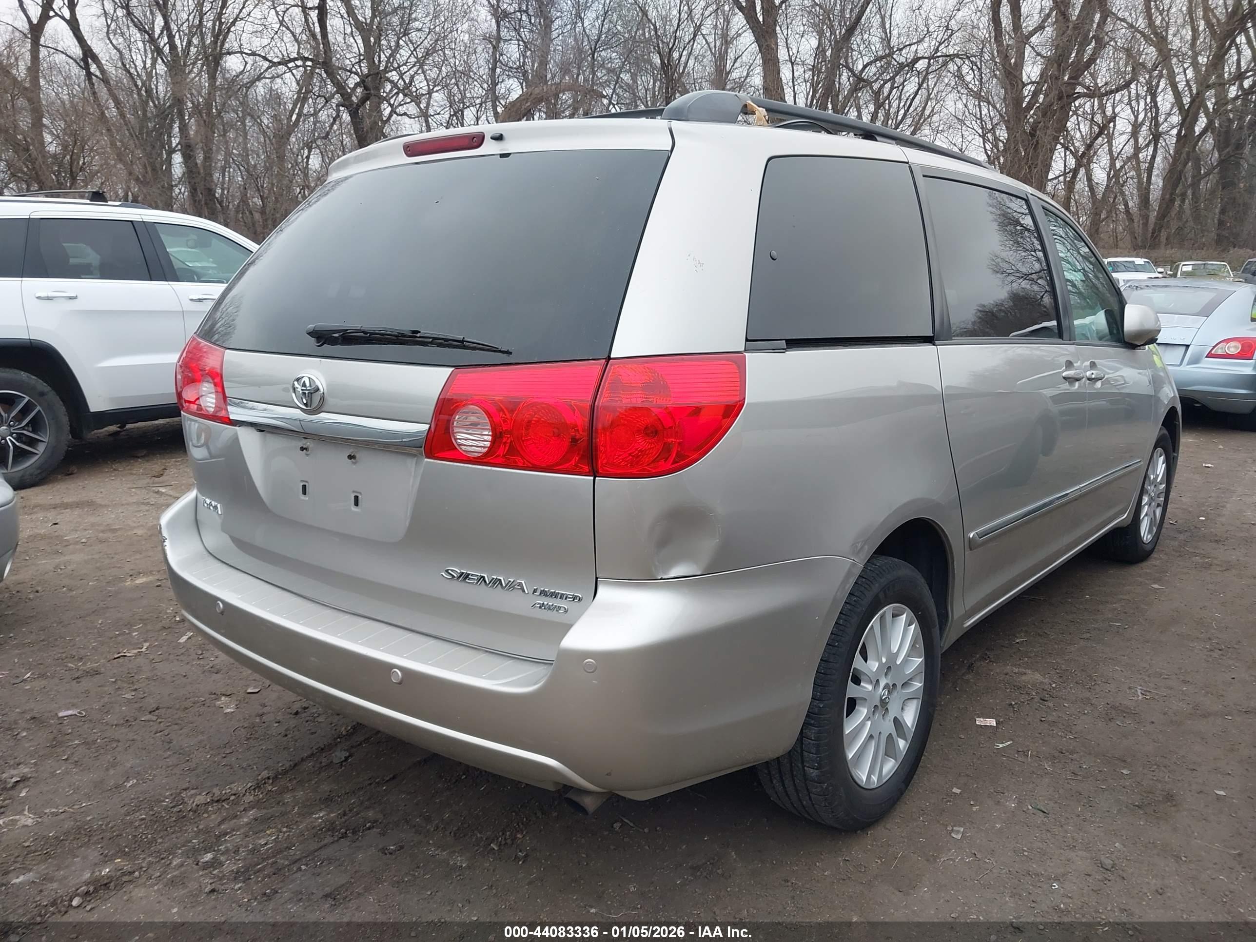 TOYOTA SIENNA image 4