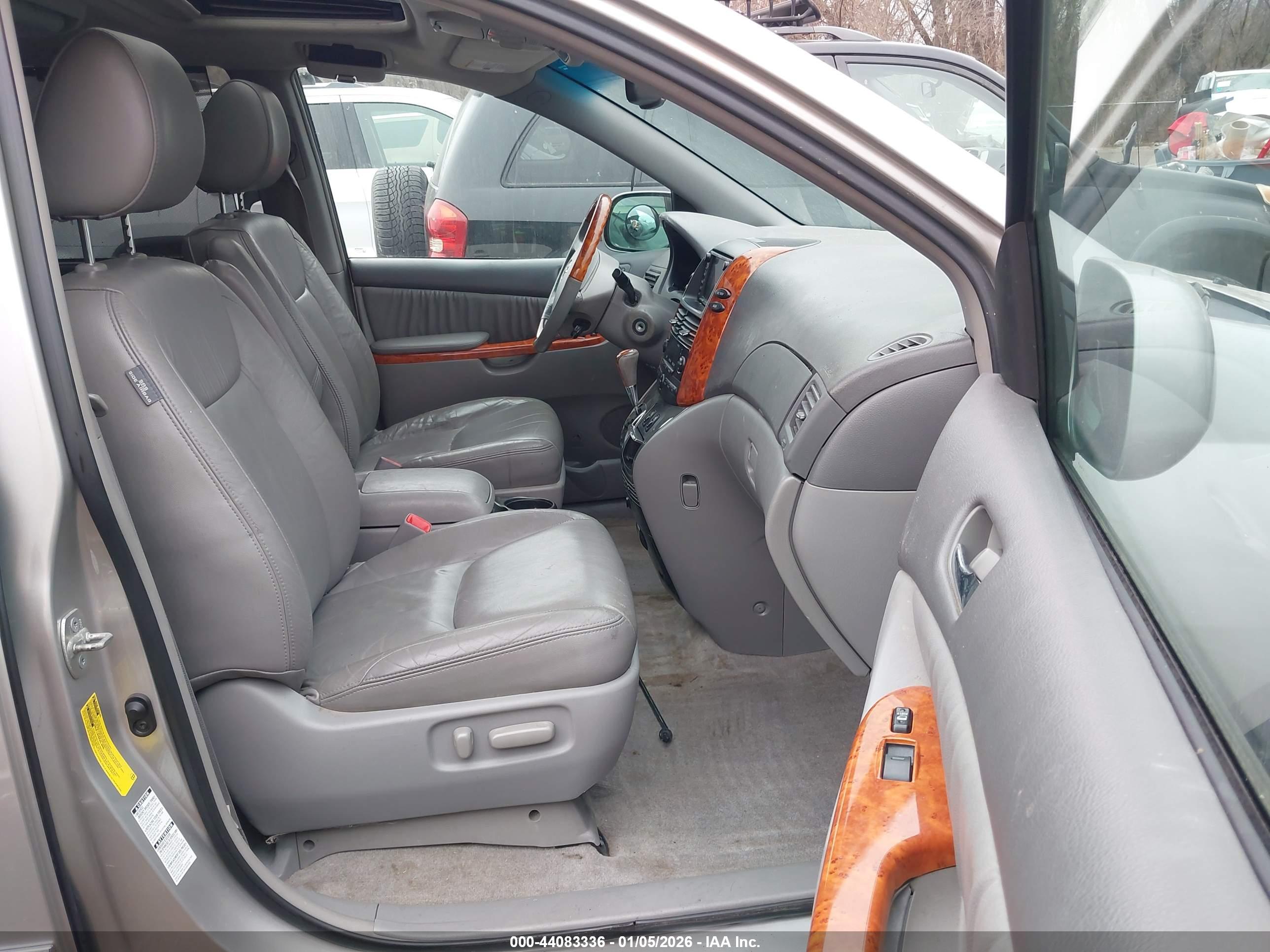 TOYOTA SIENNA image 5