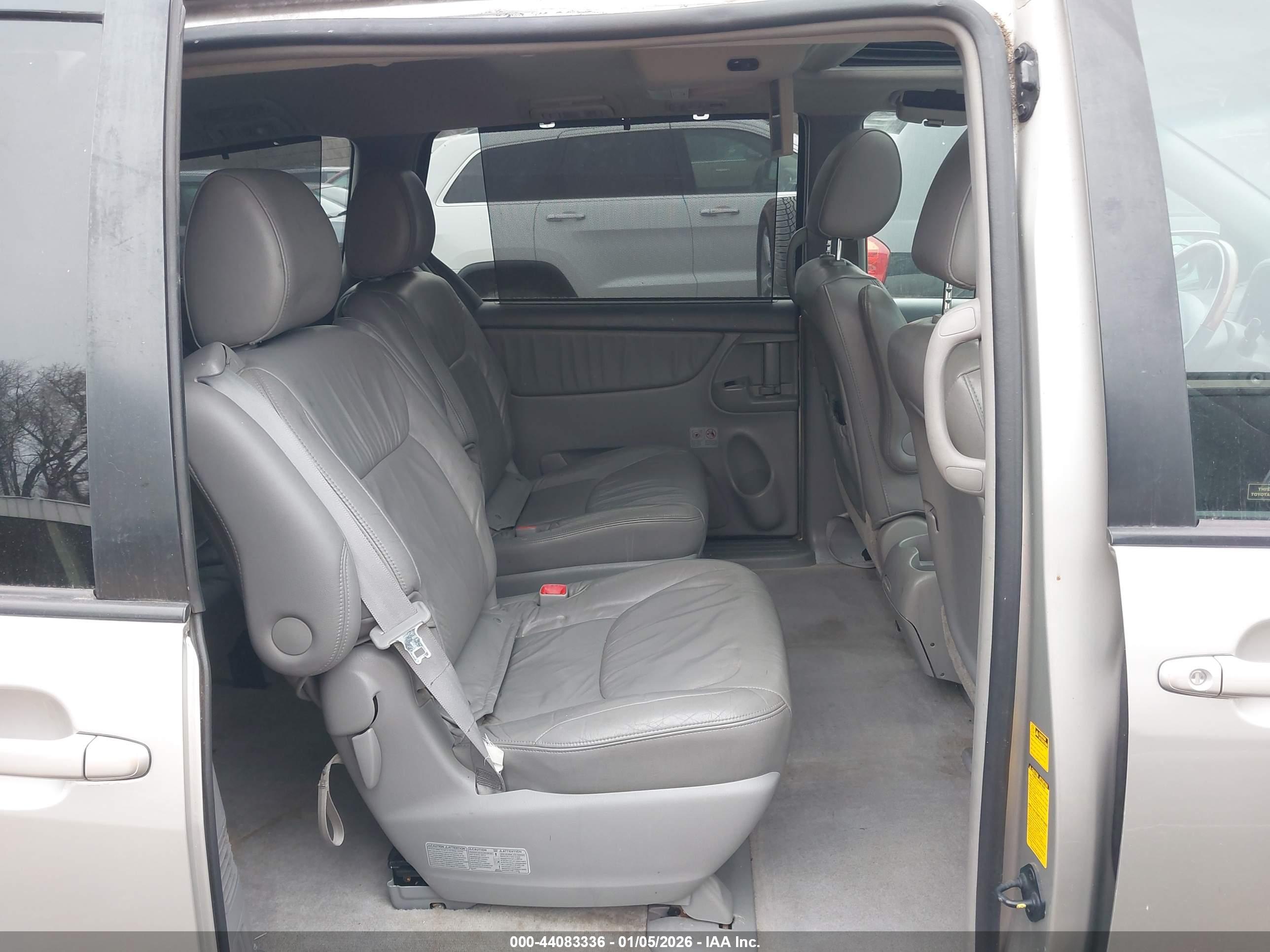 TOYOTA SIENNA image 8