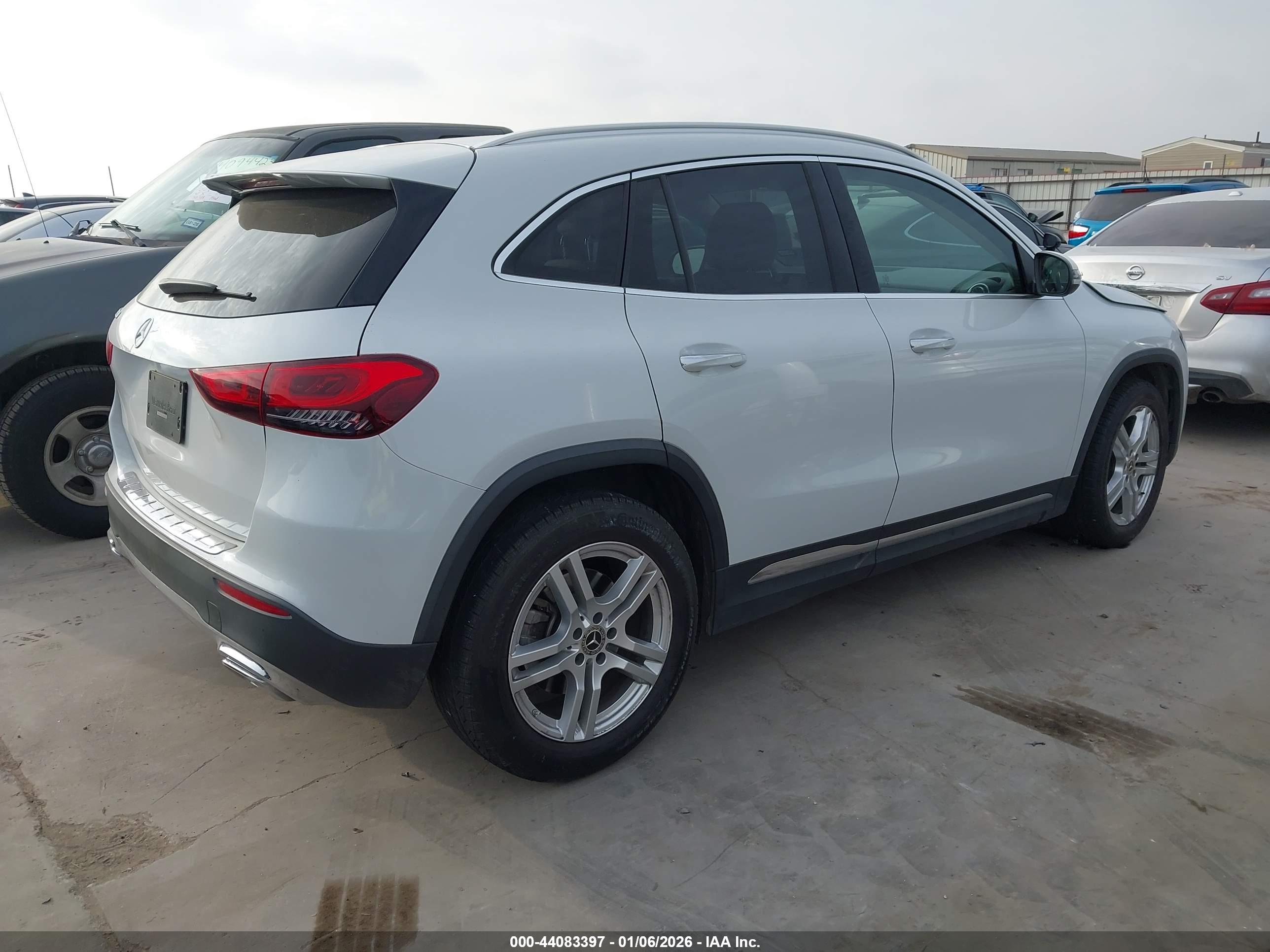 MERCEDES-BENZ GLA image 4