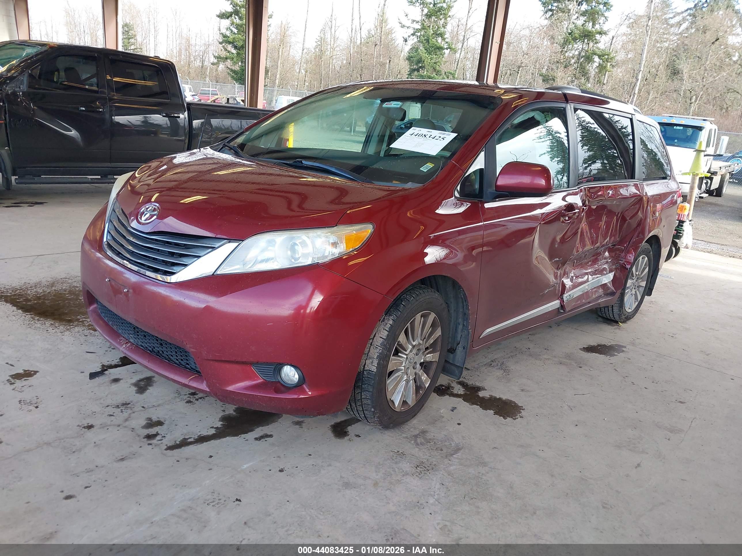 TOYOTA SIENNA image 2