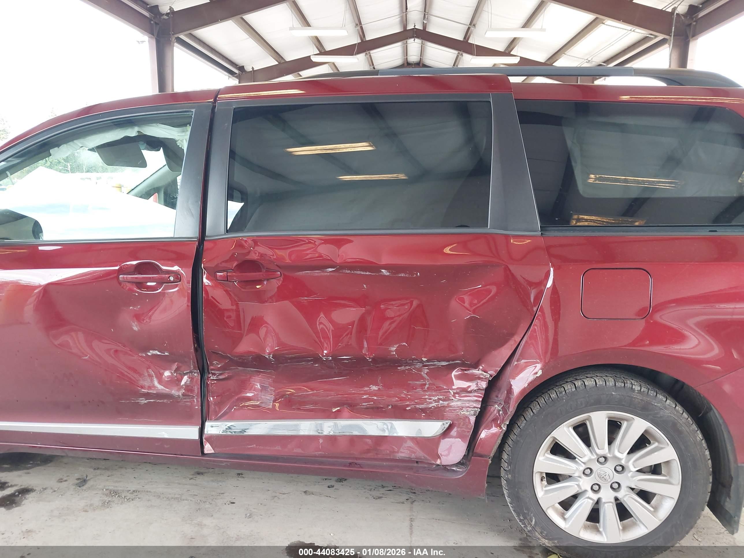 TOYOTA SIENNA image 6