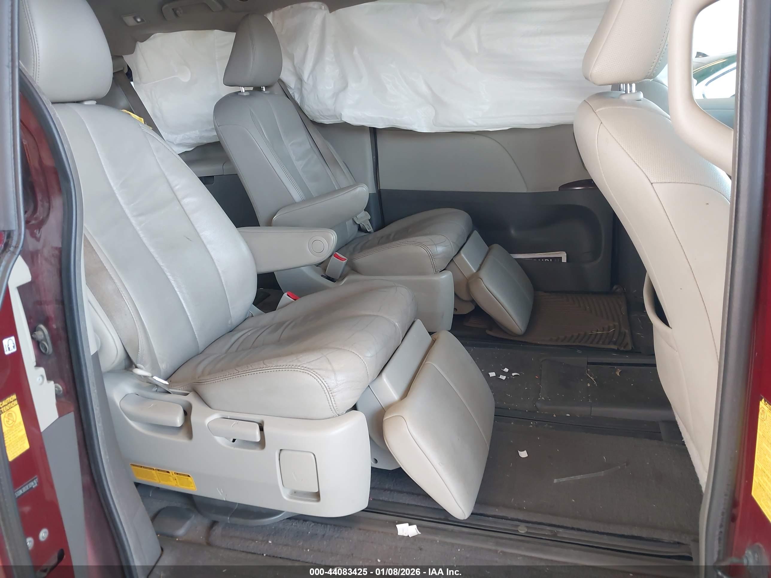 TOYOTA SIENNA image 8