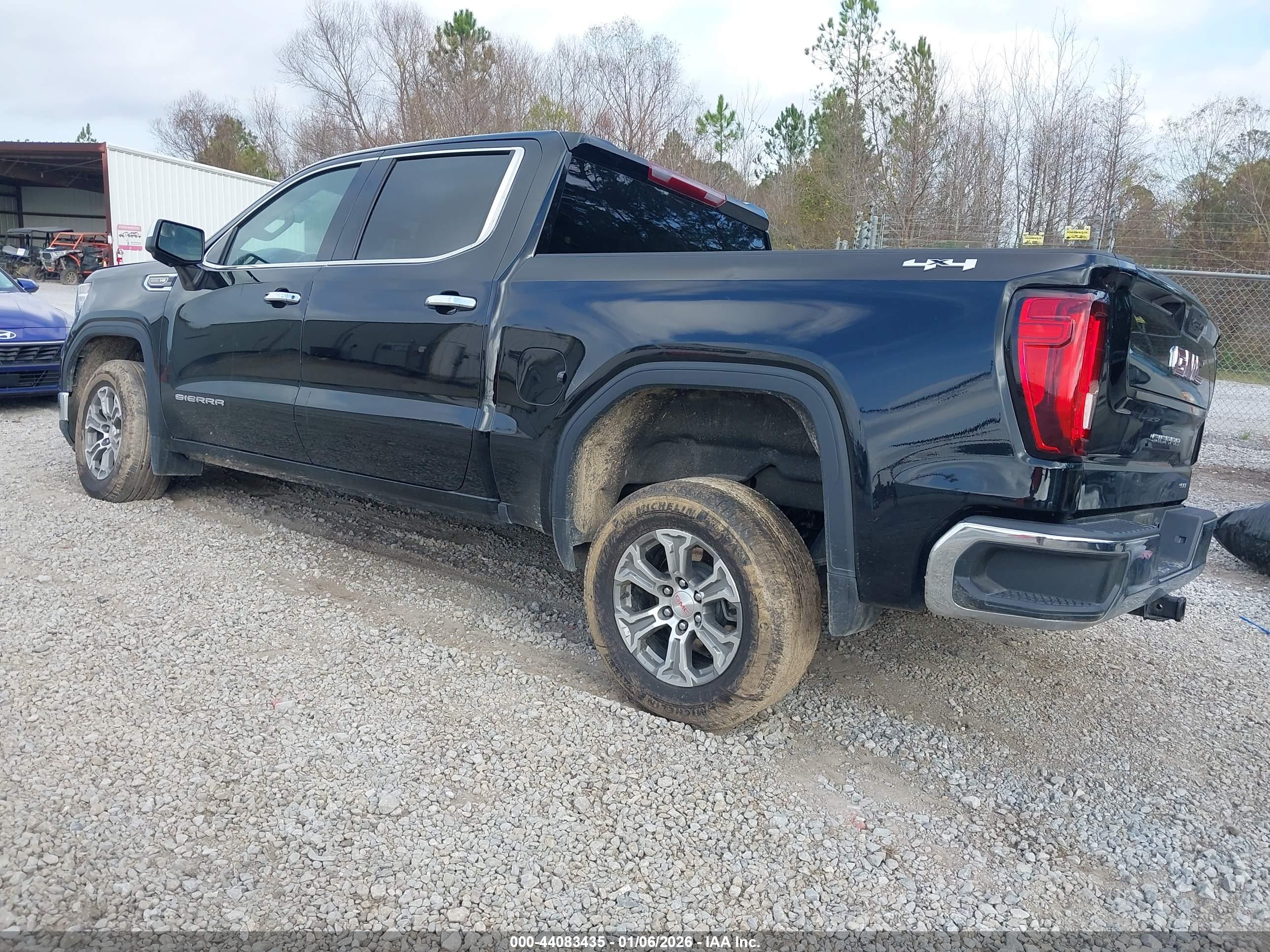 GMC SIERRA image 3