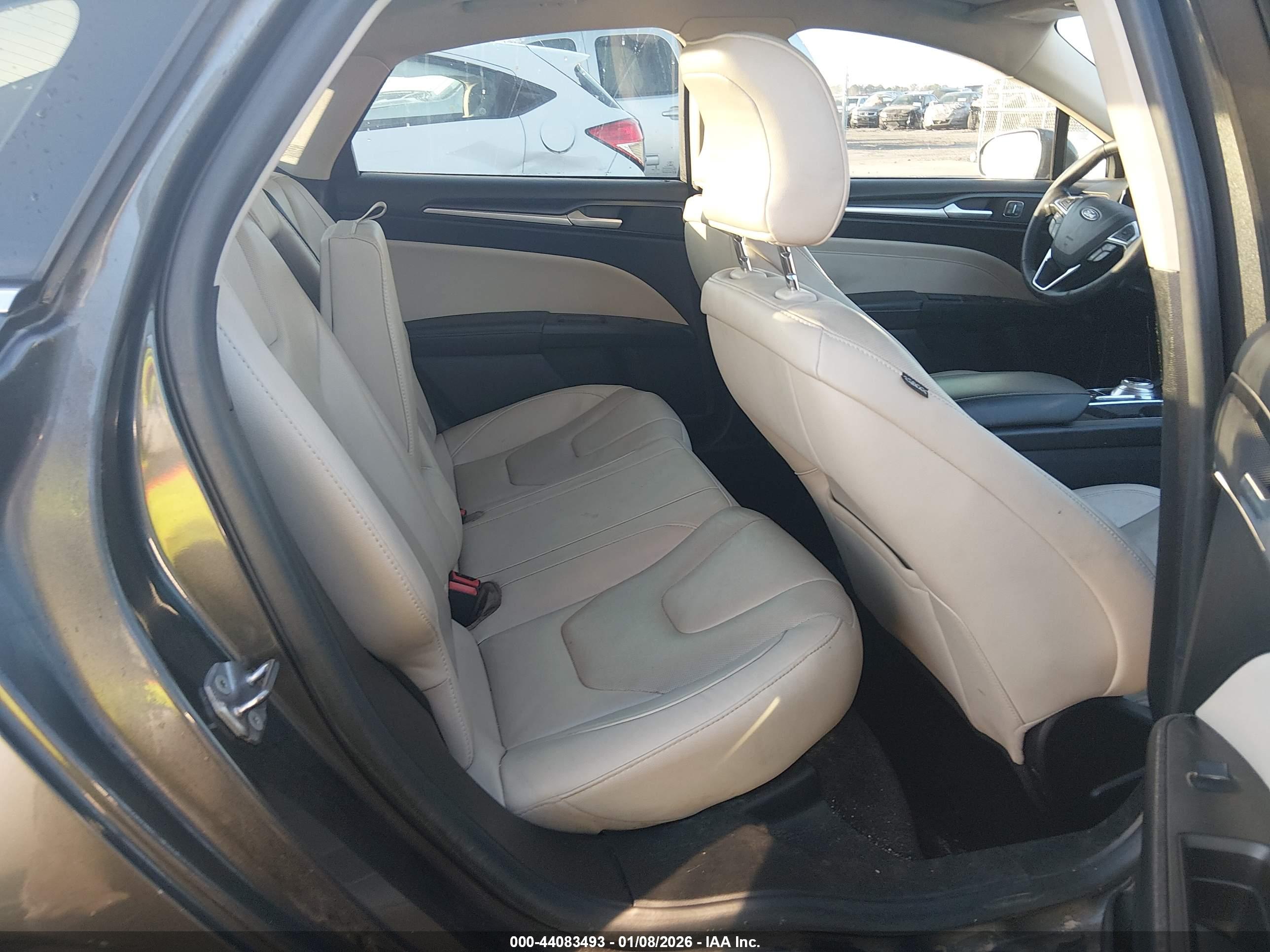 FORD FUSION image 8