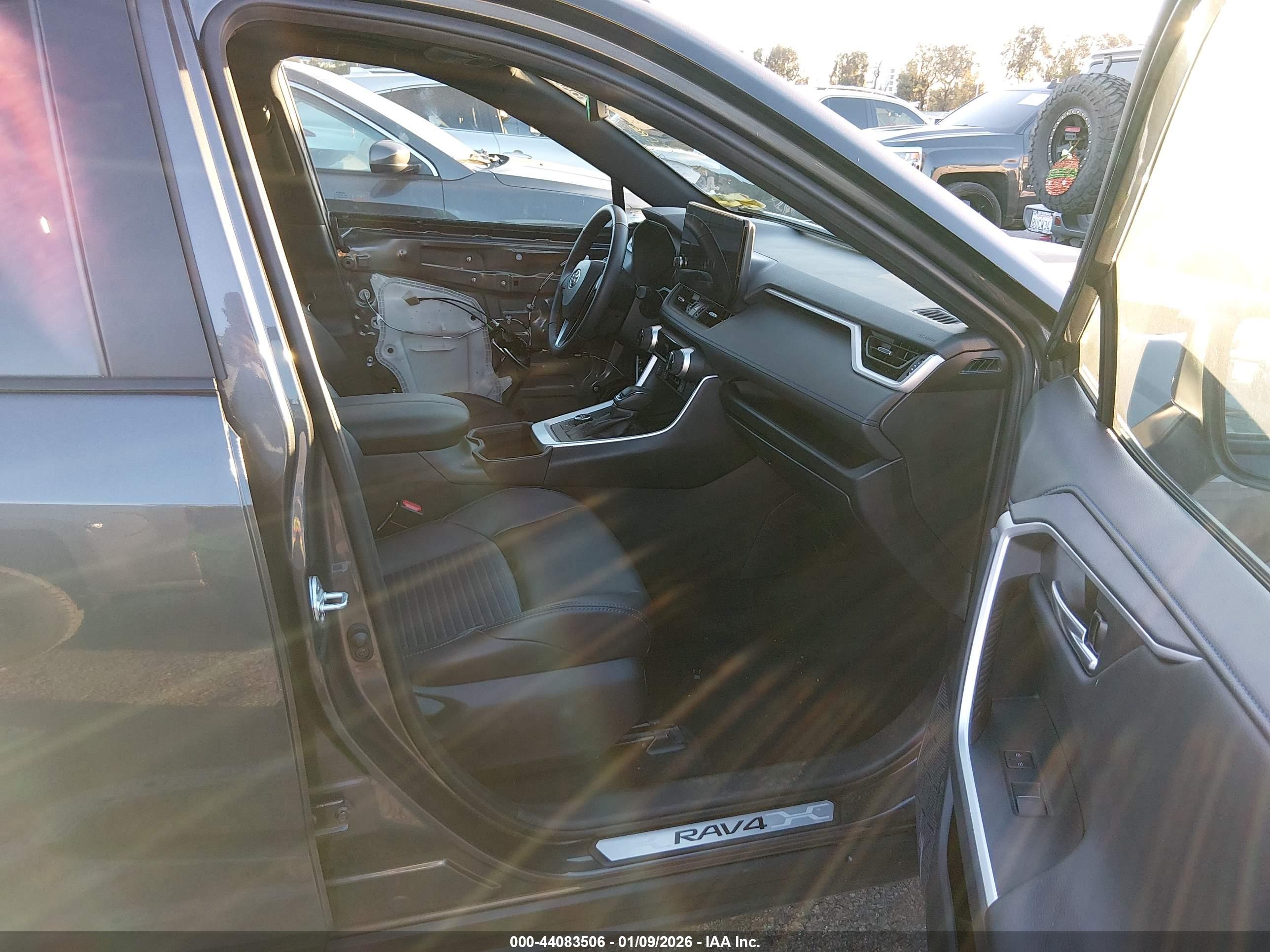 TOYOTA RAV4 image 5