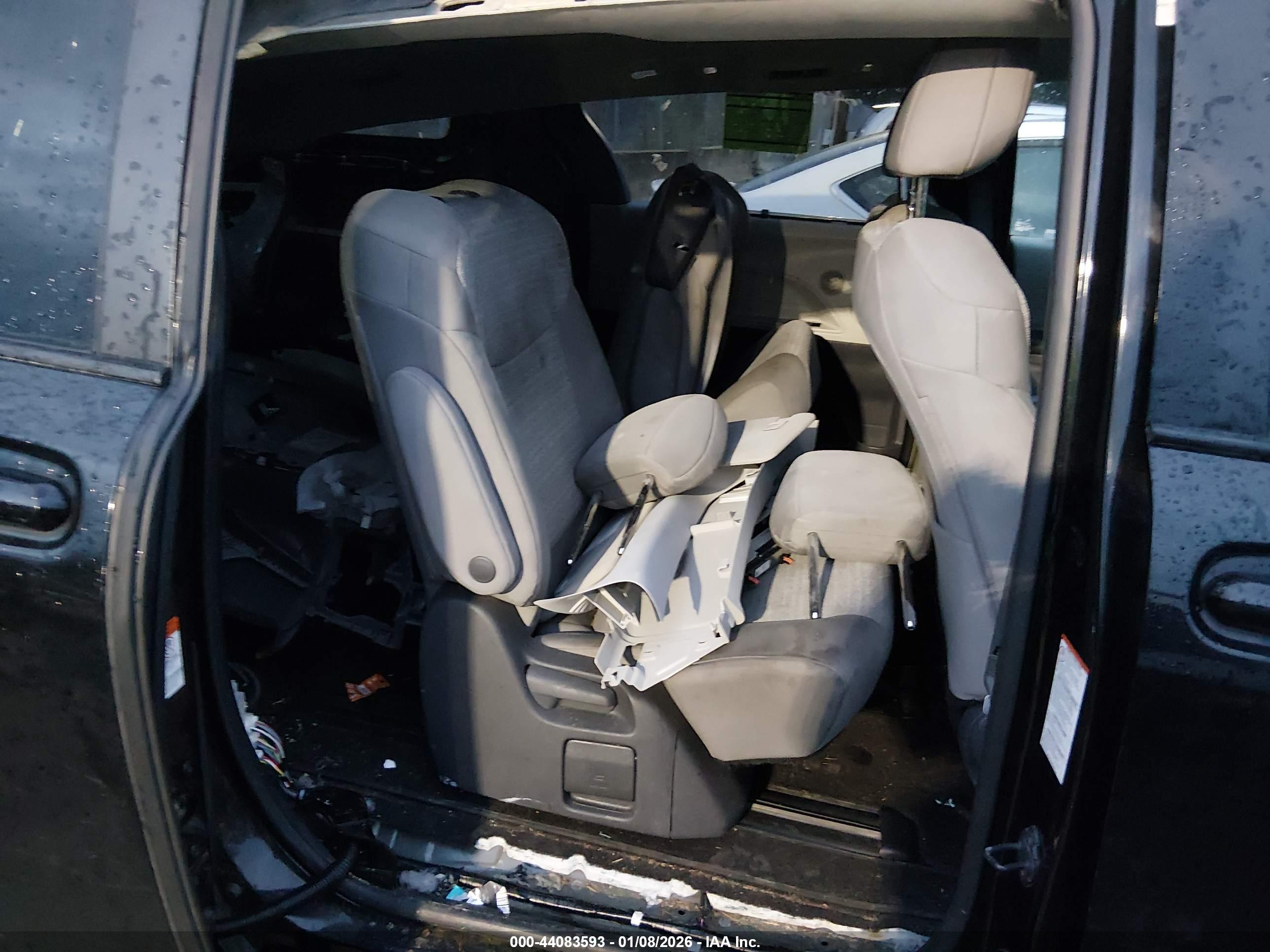 TOYOTA SIENNA image 8