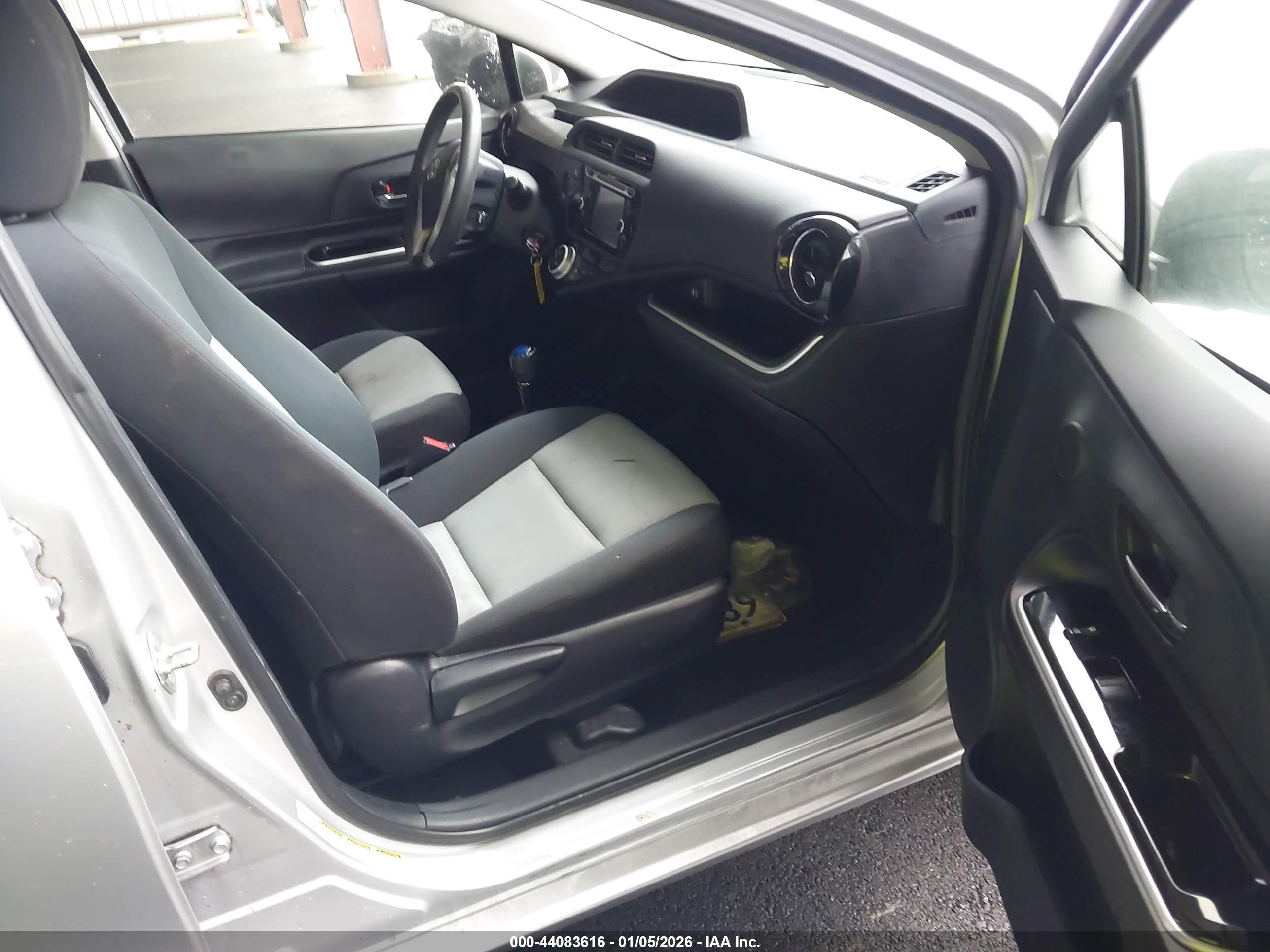 TOYOTA PRIUS image 5
