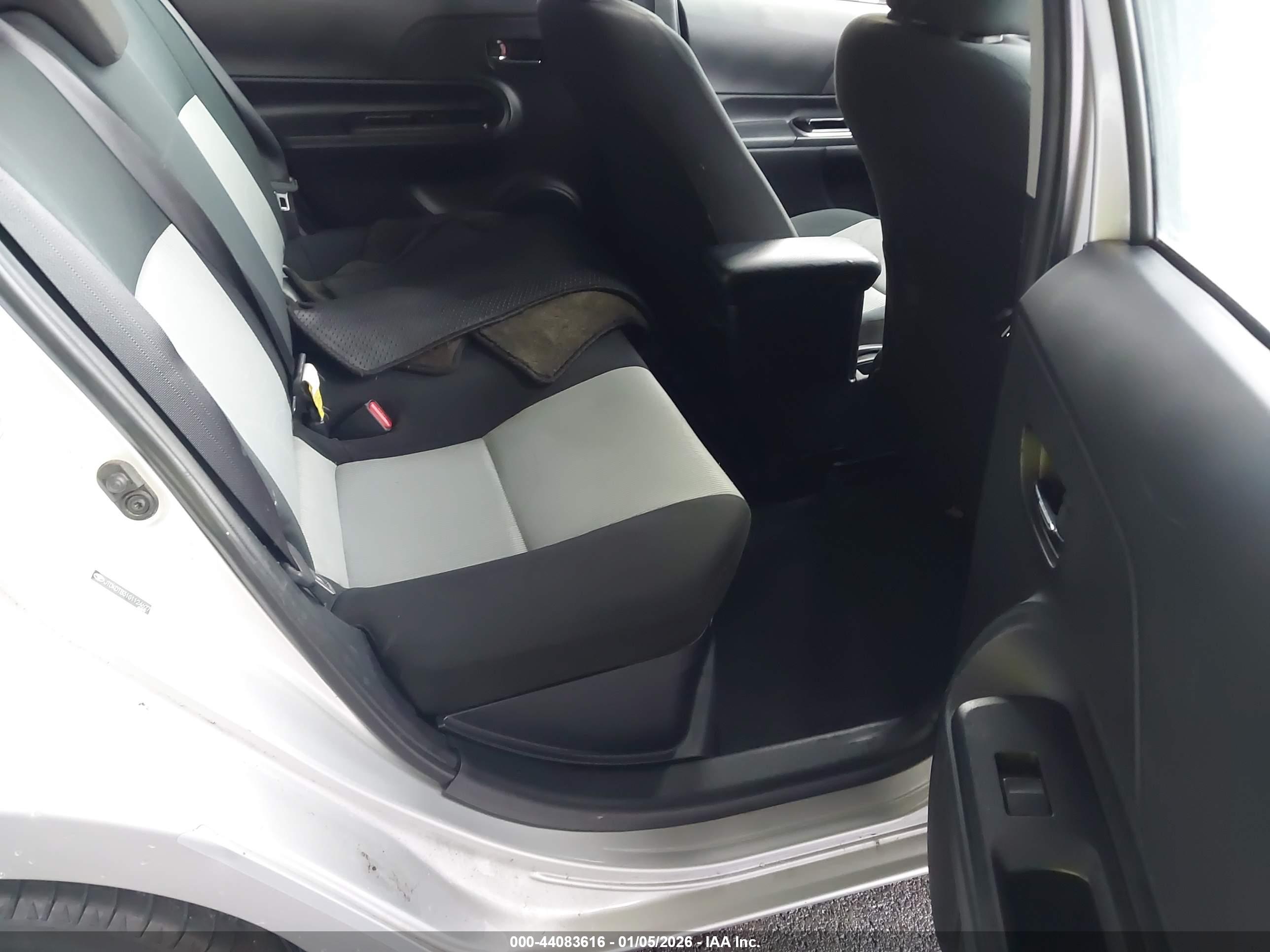 TOYOTA PRIUS image 8