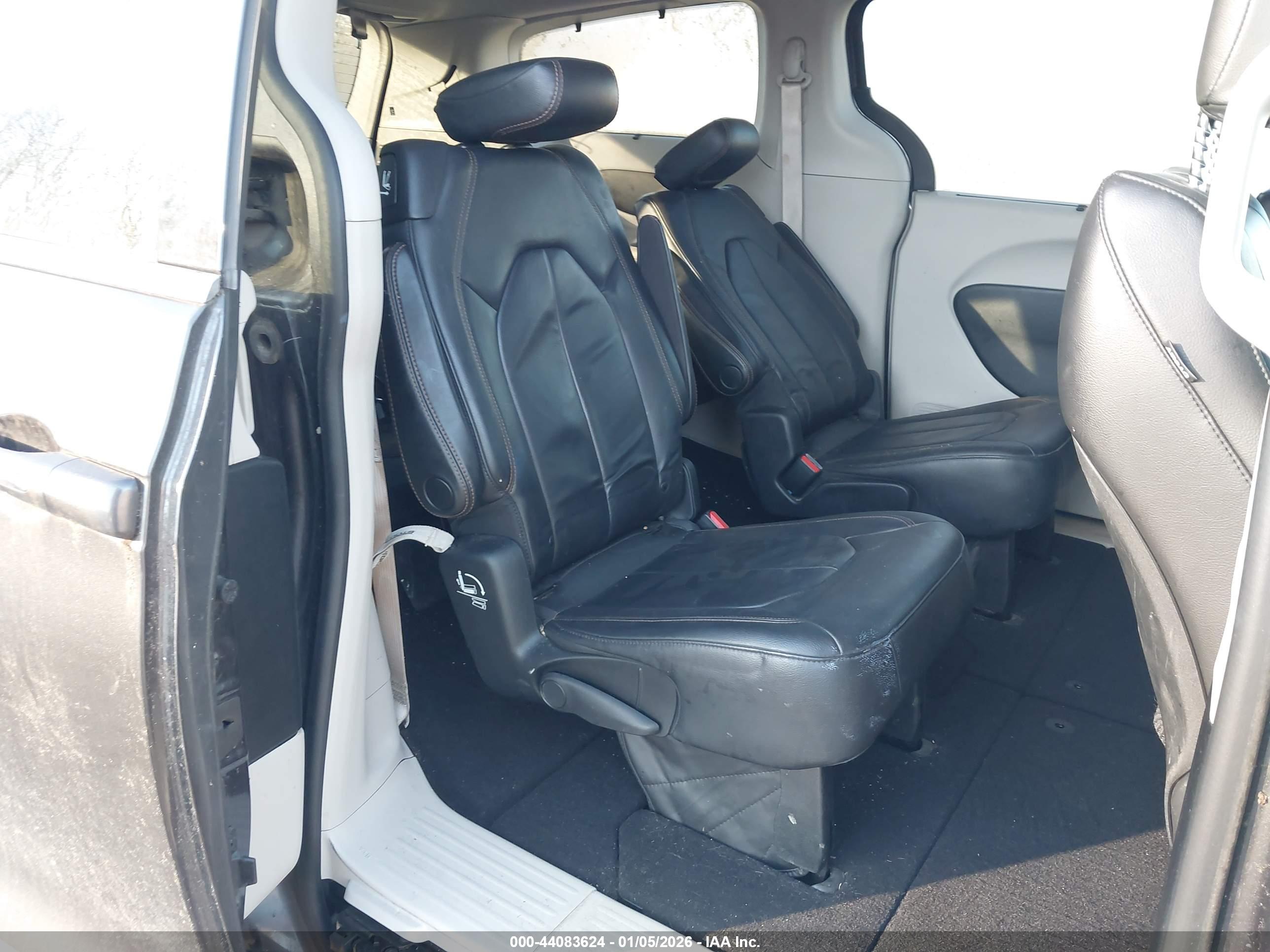 CHRYSLER PACIFICA image 8