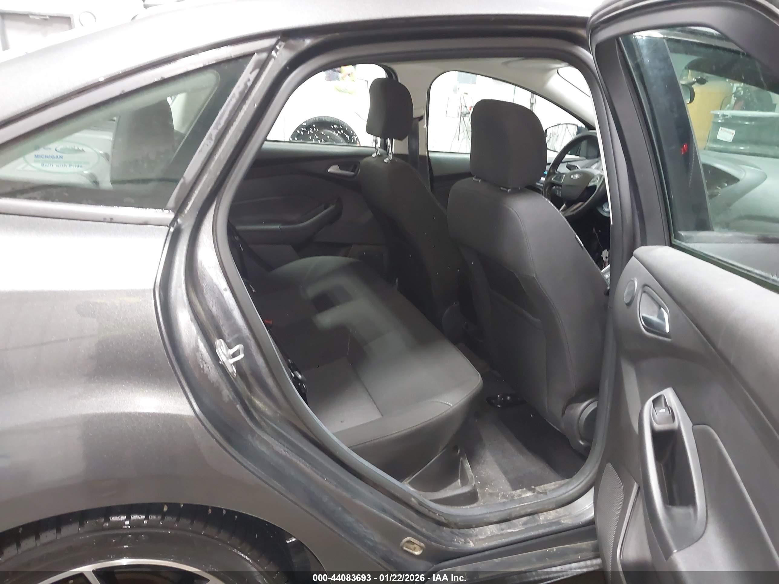 FORD FOCUS image 8
