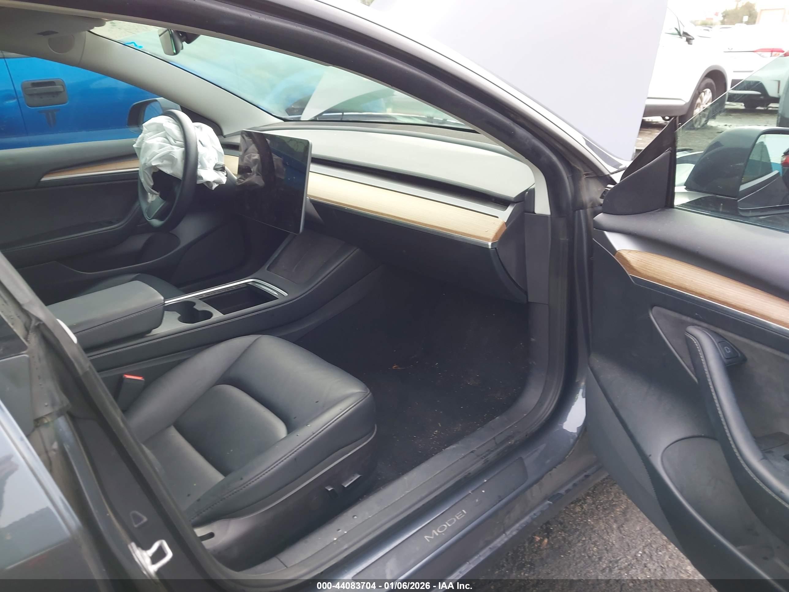 TESLA MODEL image 5