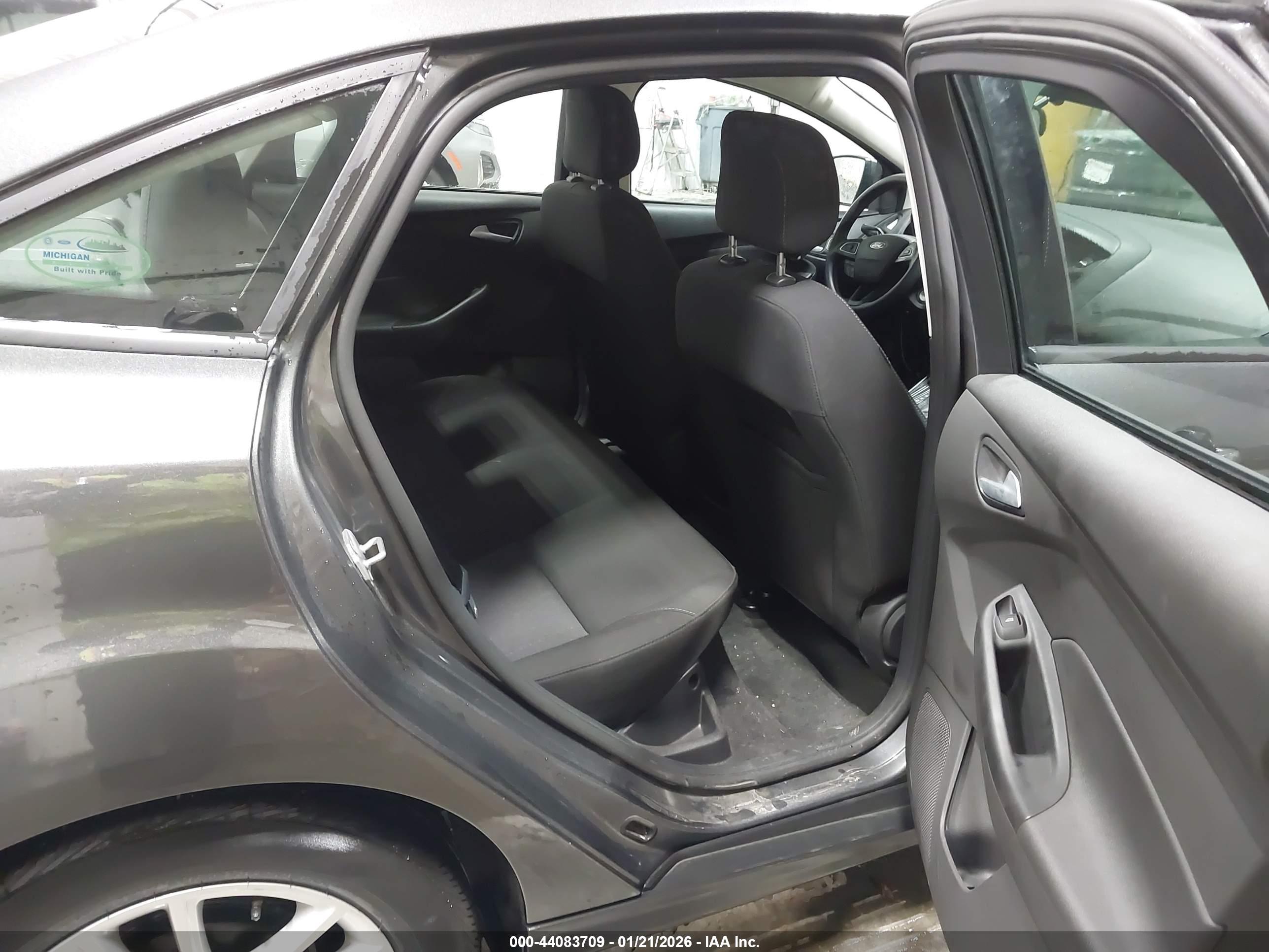FORD FOCUS image 8