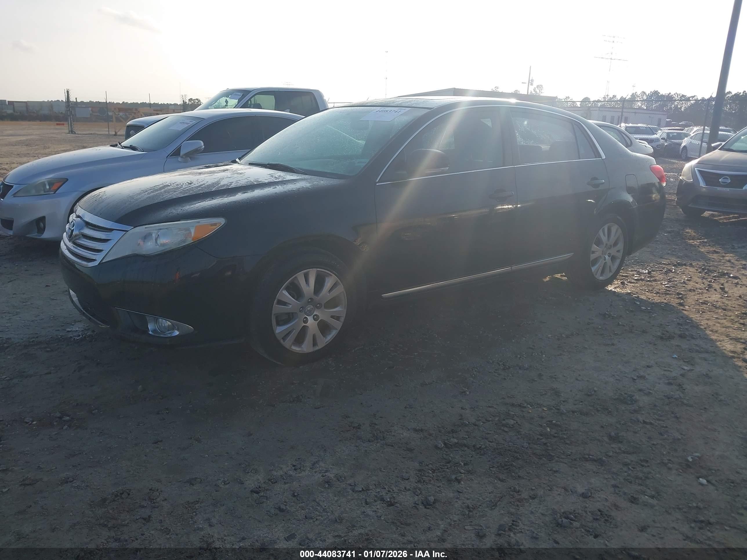 TOYOTA AVALON image 2