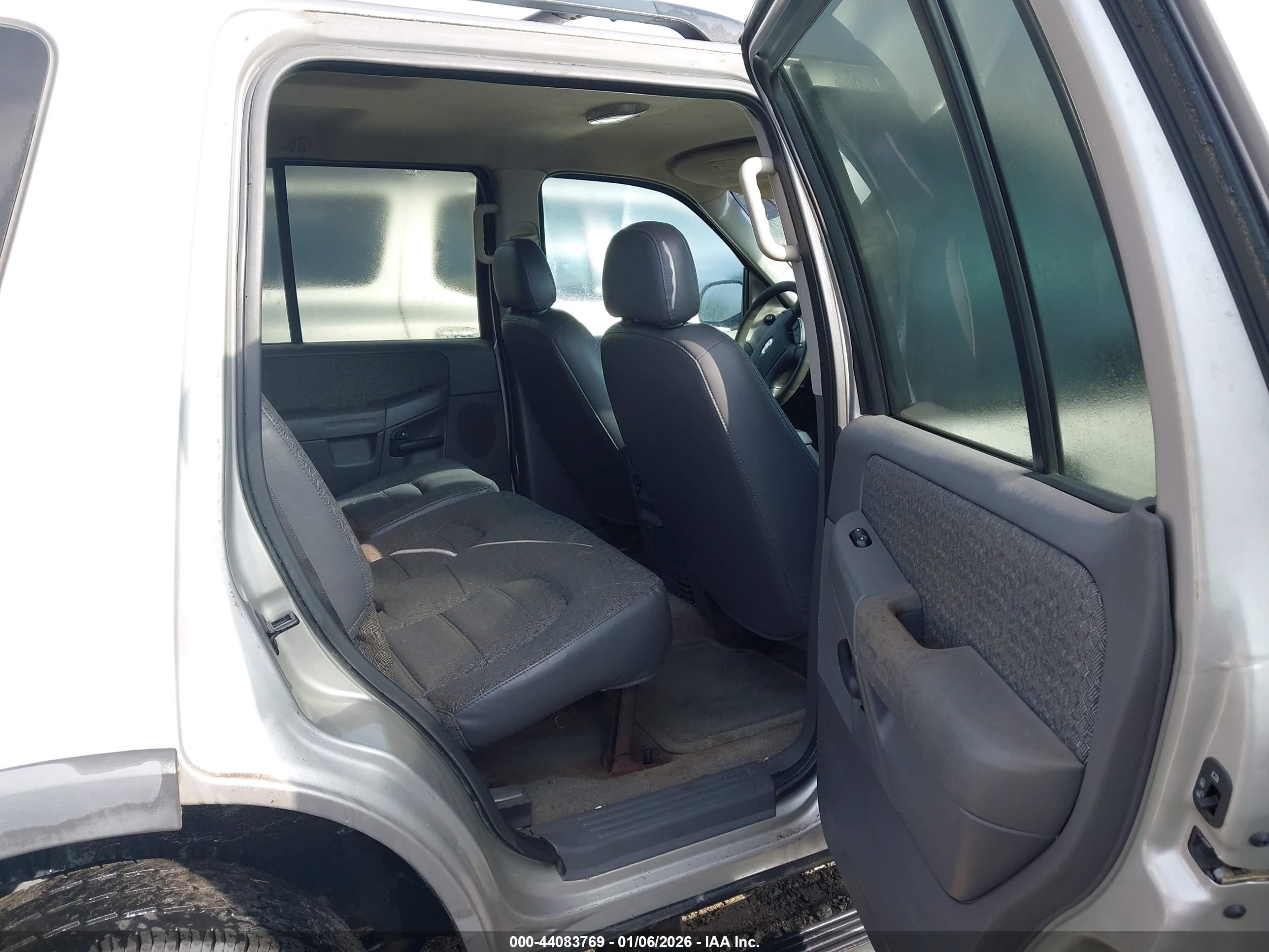 FORD EXPLORER image 8