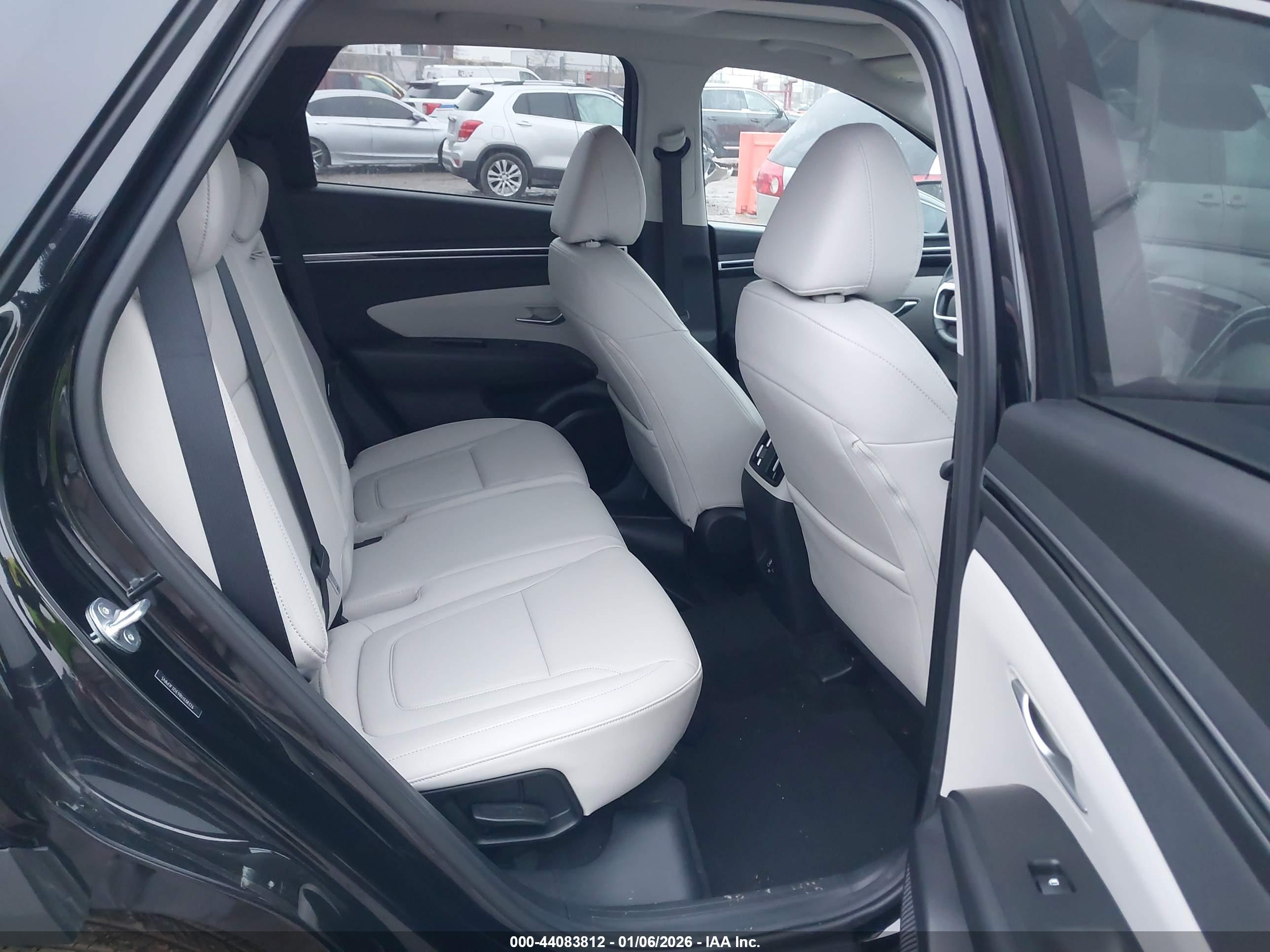 HYUNDAI TUCSON image 8