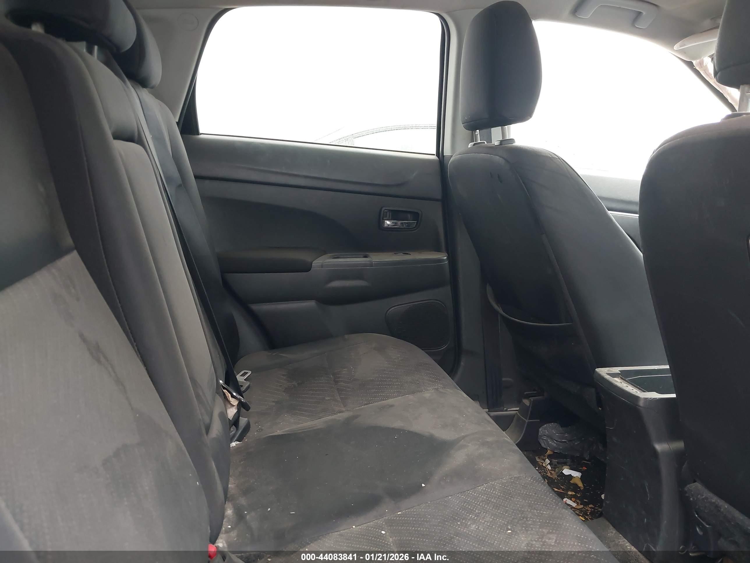 MITSUBISHI OUTLANDER image 8