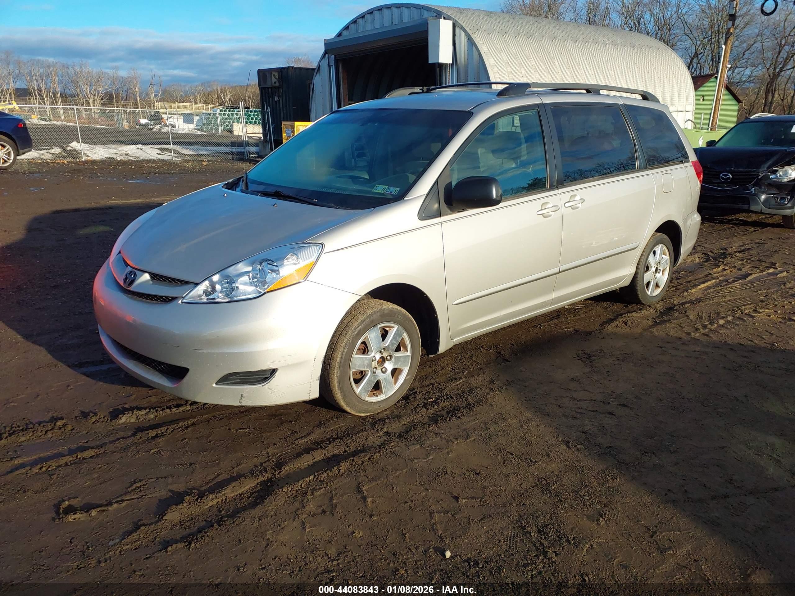 TOYOTA SIENNA image 2