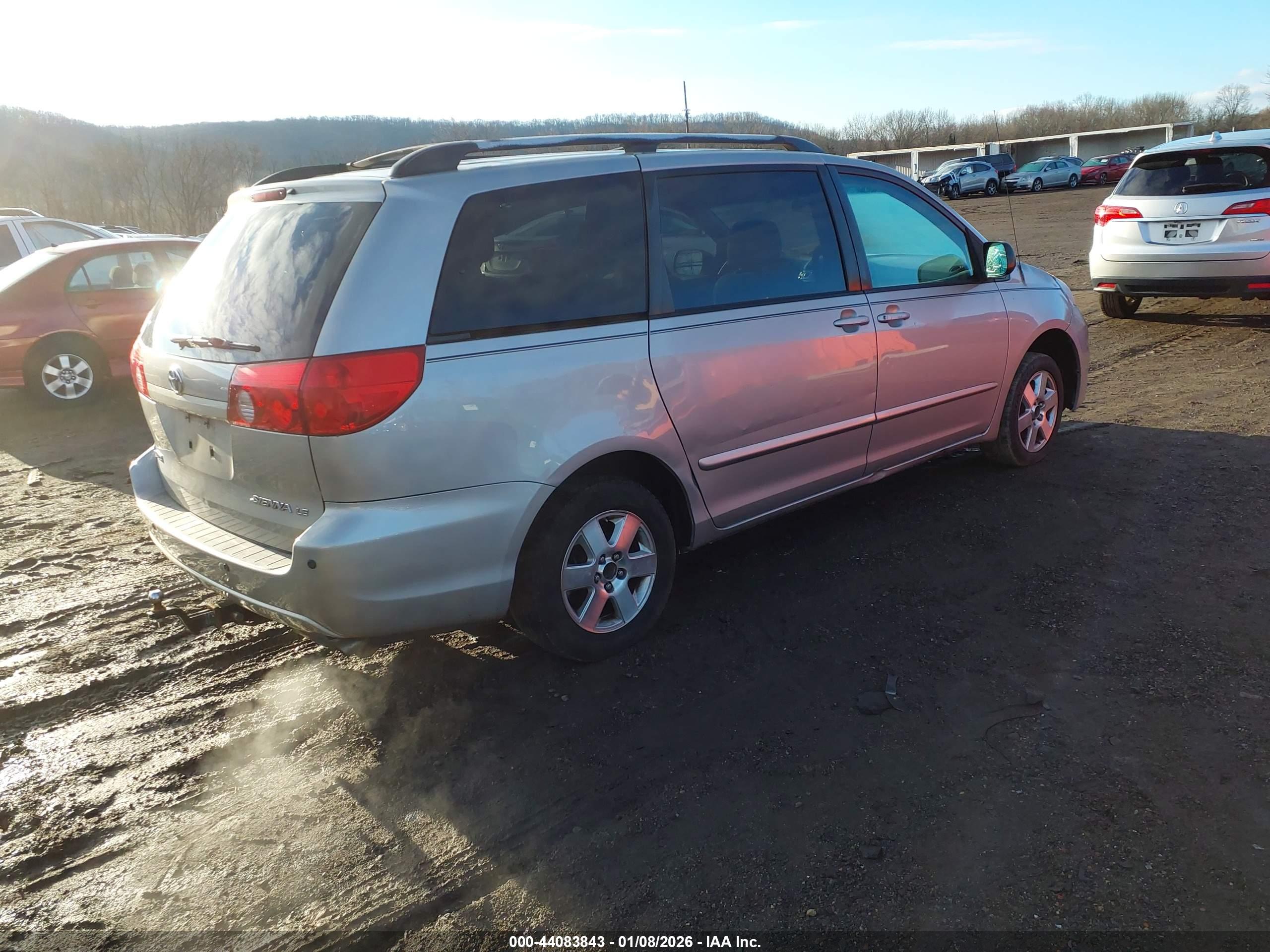 TOYOTA SIENNA image 4