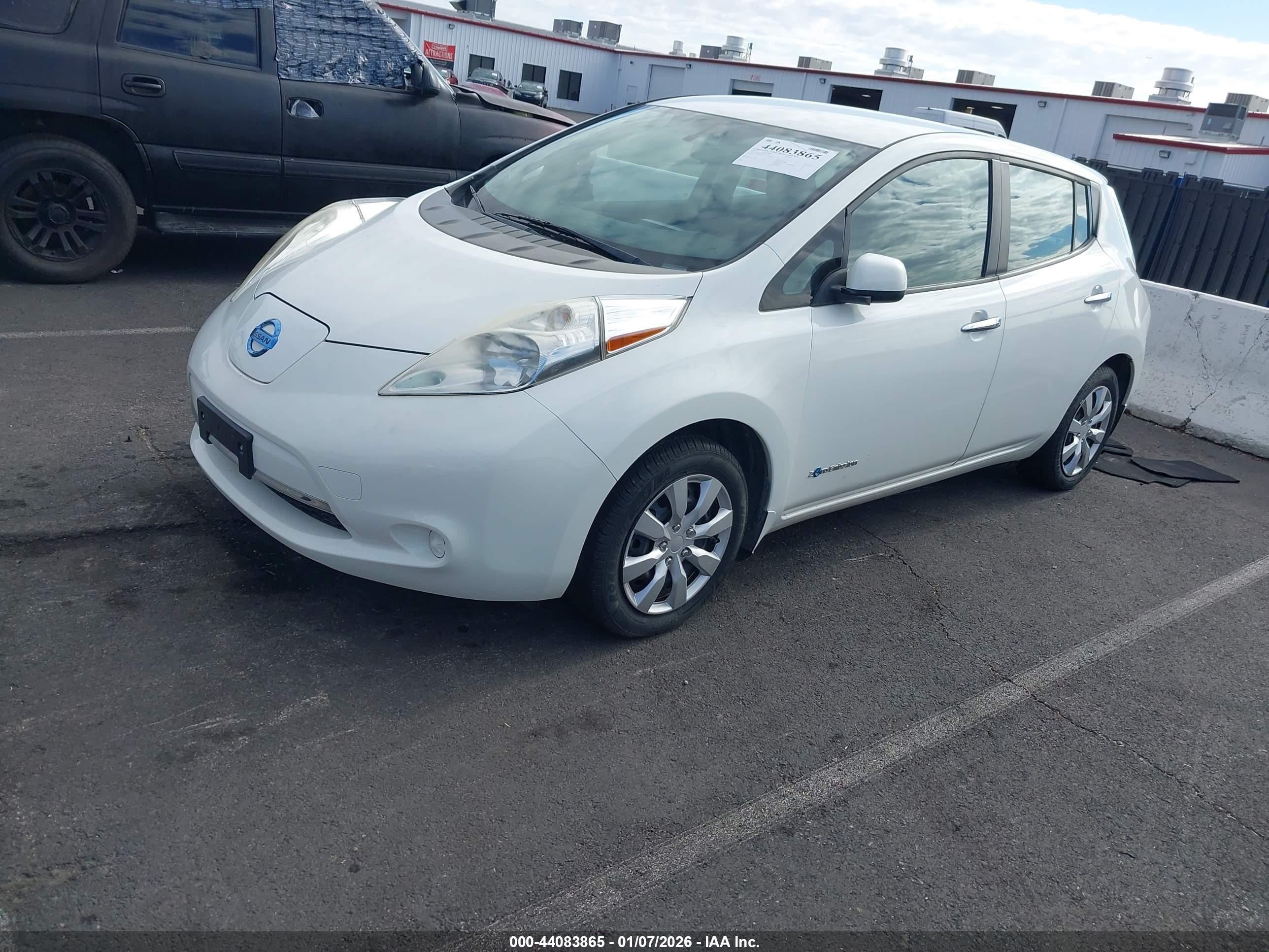 NISSAN LEAF image 2