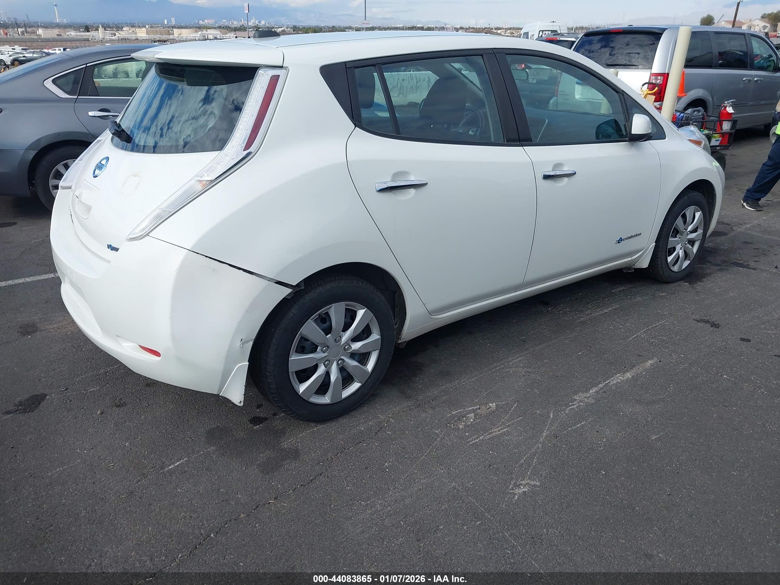 NISSAN LEAF image 4