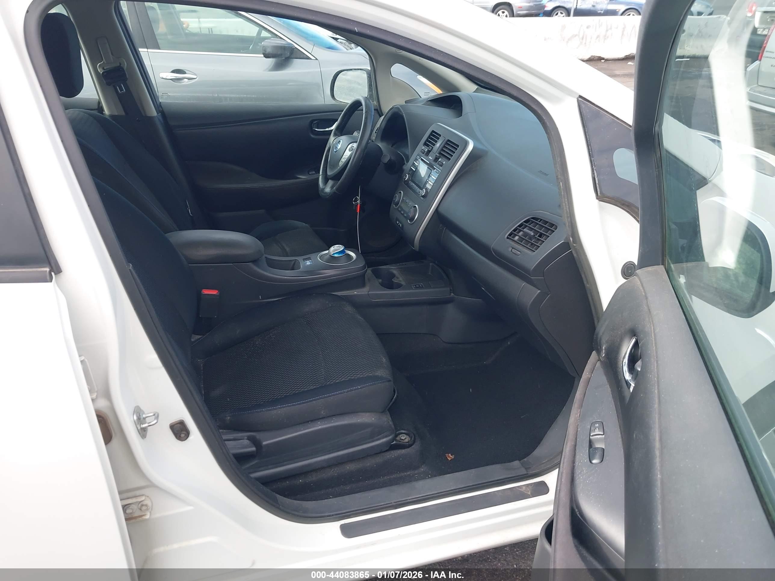 NISSAN LEAF image 5