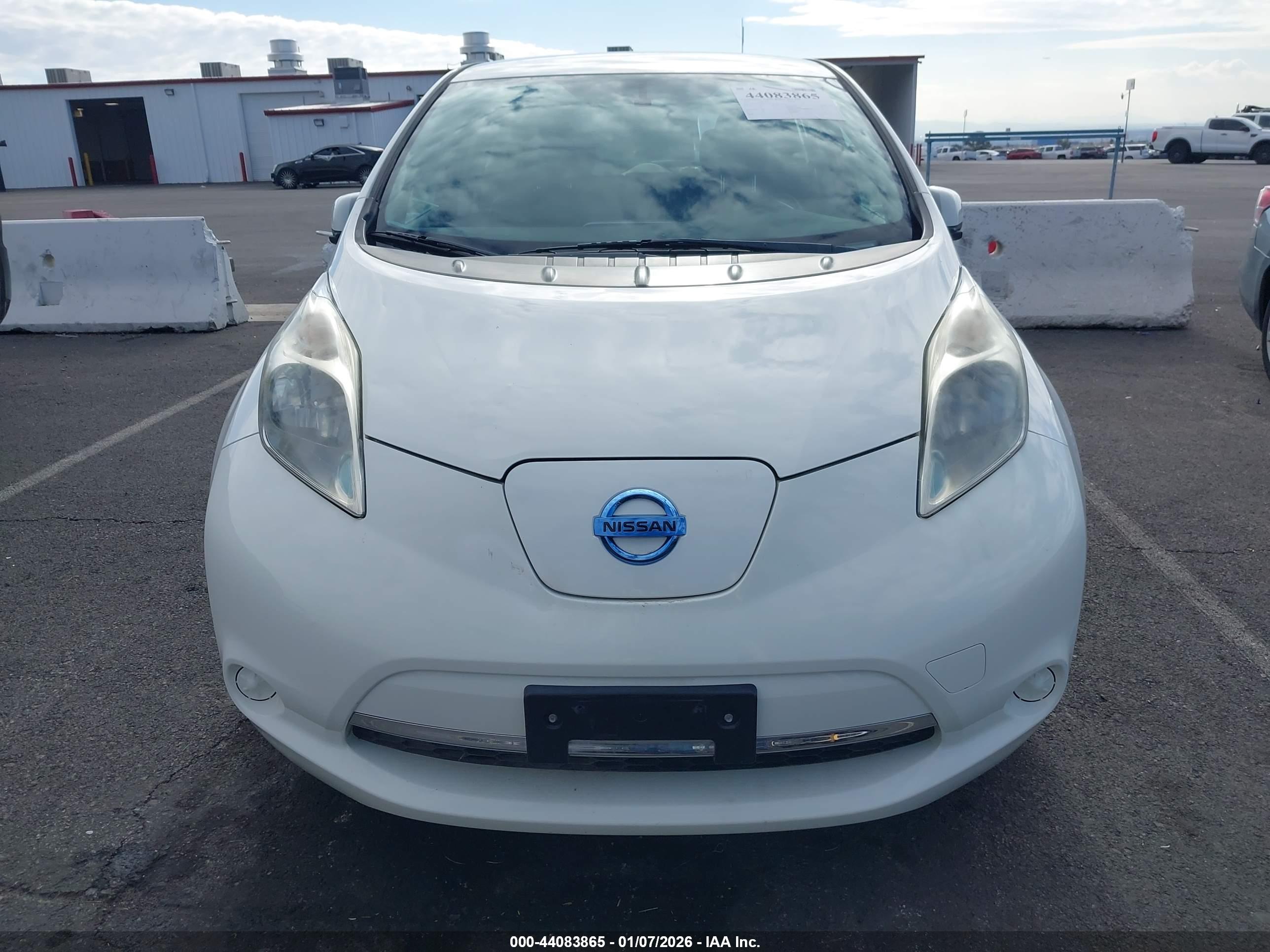 NISSAN LEAF image 6