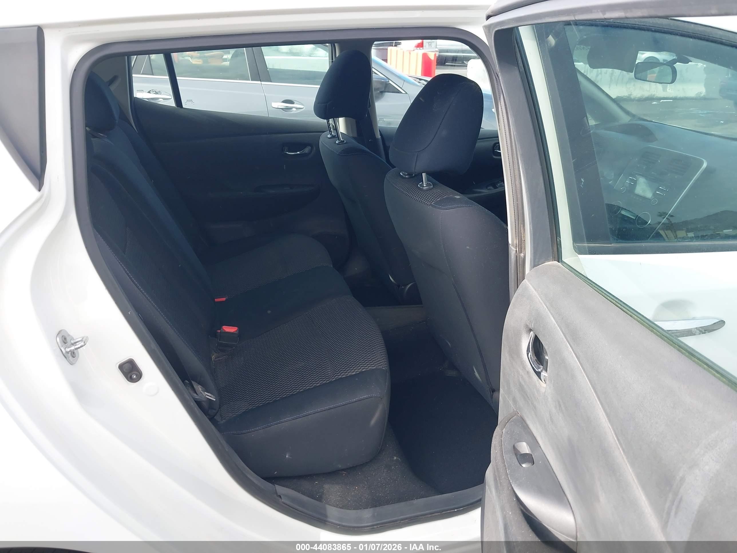NISSAN LEAF image 8