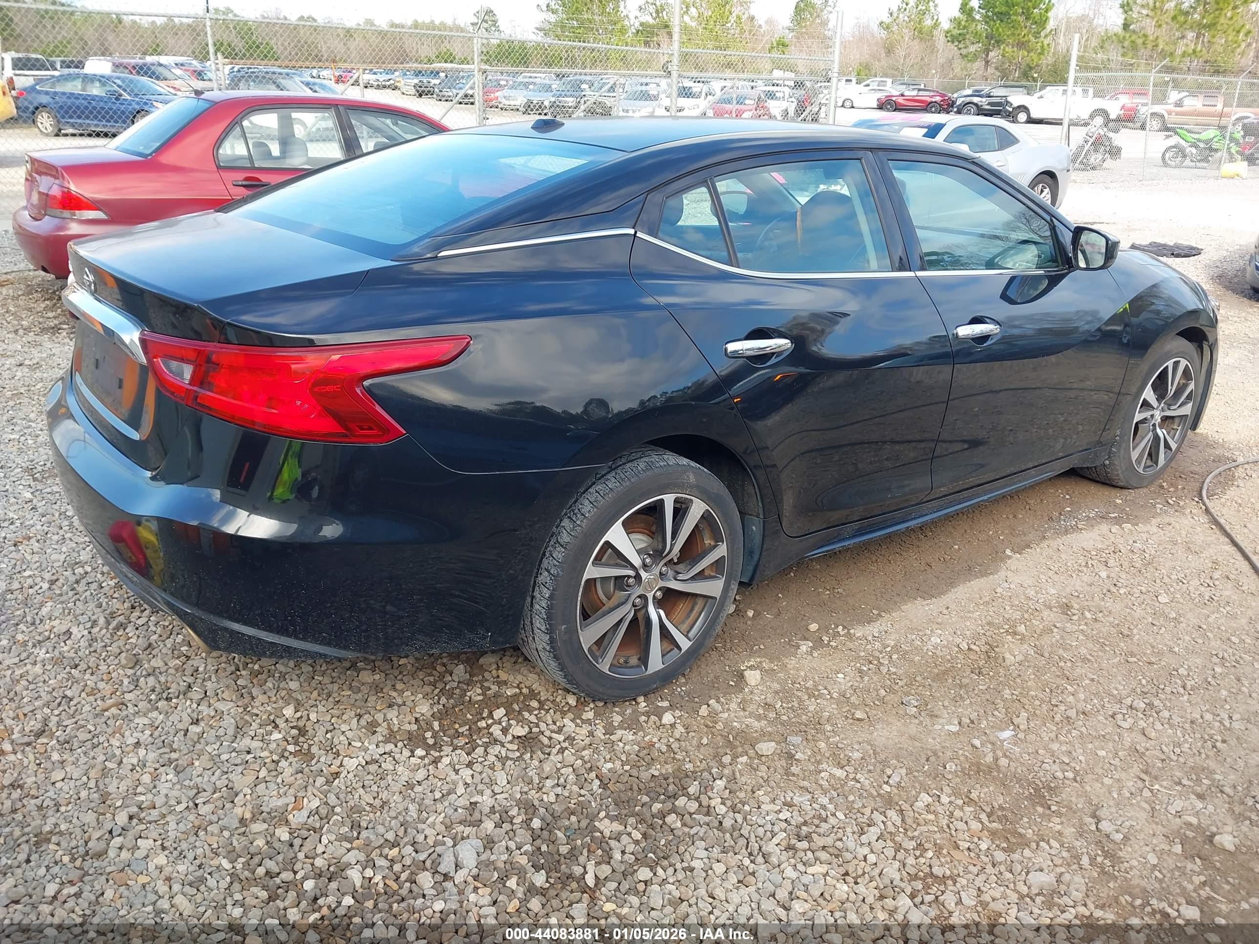 NISSAN MAXIMA image 4