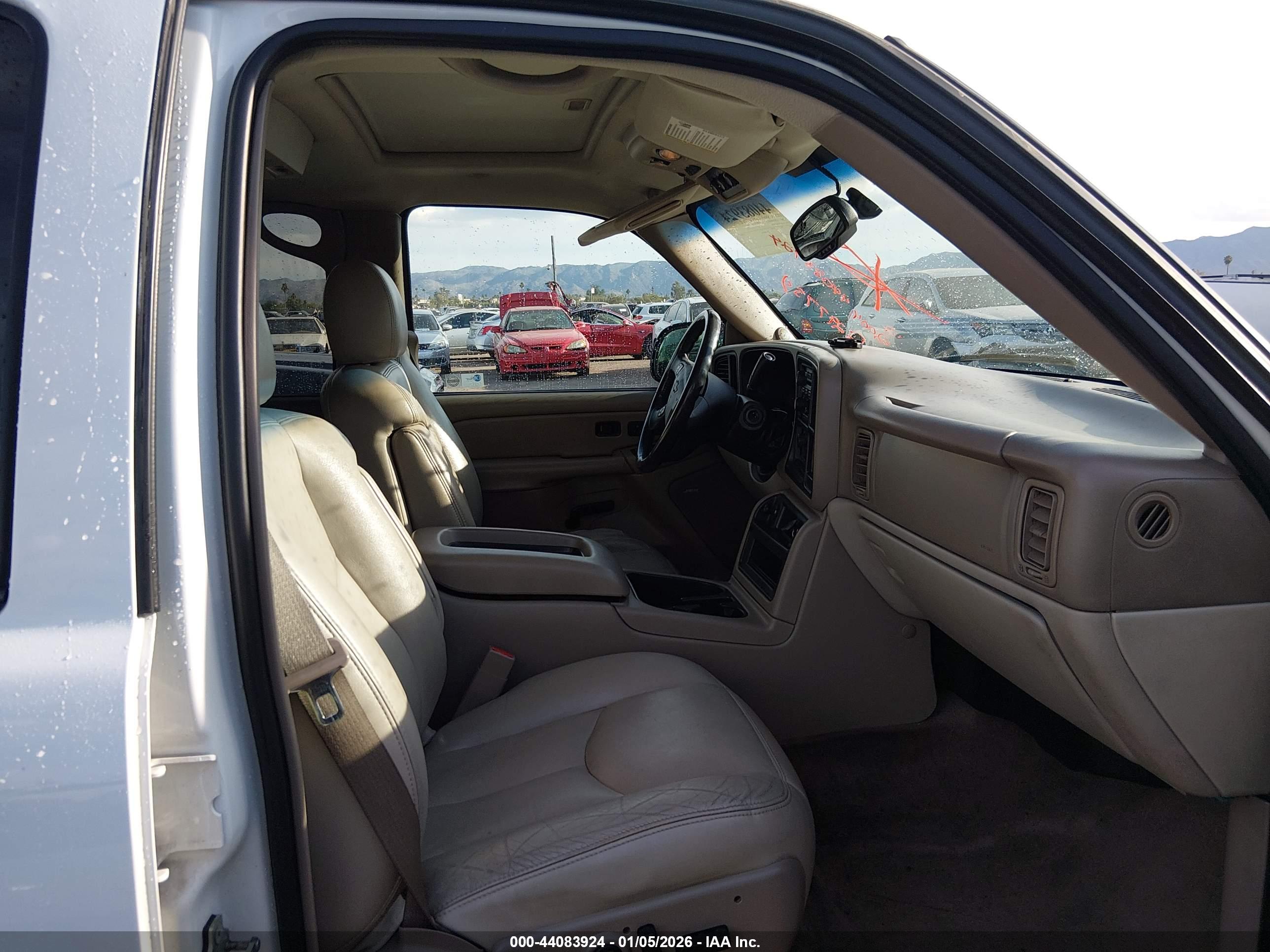 CHEVROLET SUBURBAN image 5